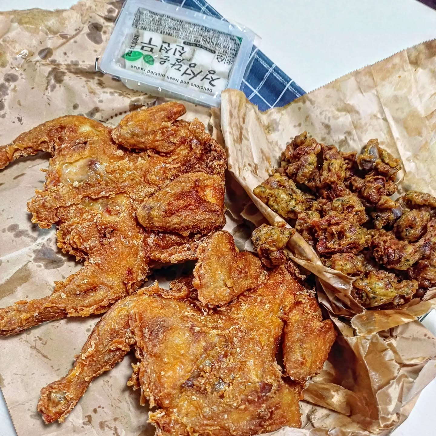 #옛날통닭

오픈한지 얼마 안된 가성비 치킨 맛집!!! 

기다렸어요 😃🥰😍🤩😄
한번 애벌튀김한 치킨을 
주문 즉시 8분 추가로 튀겨 주는데.. 👍👍👍
껍질 바삭하고 속살 촉촉해서 맥주랑 찰떡!!
(2마리에  17,000원)

치킨도 맛있지만 닭똥집이 더 맛있어요 
중자로 시켜 후회했다는 ㅎㅎ (대자 주문 필수!!)
1주일에 한번은 꼭 포장하는집이예요 ㅎㅎ

#위례맛집 #위례치킨 #위례가성비치킨 #위례닭똥집 #위례옛날통닭  #먹팔 #맛팔