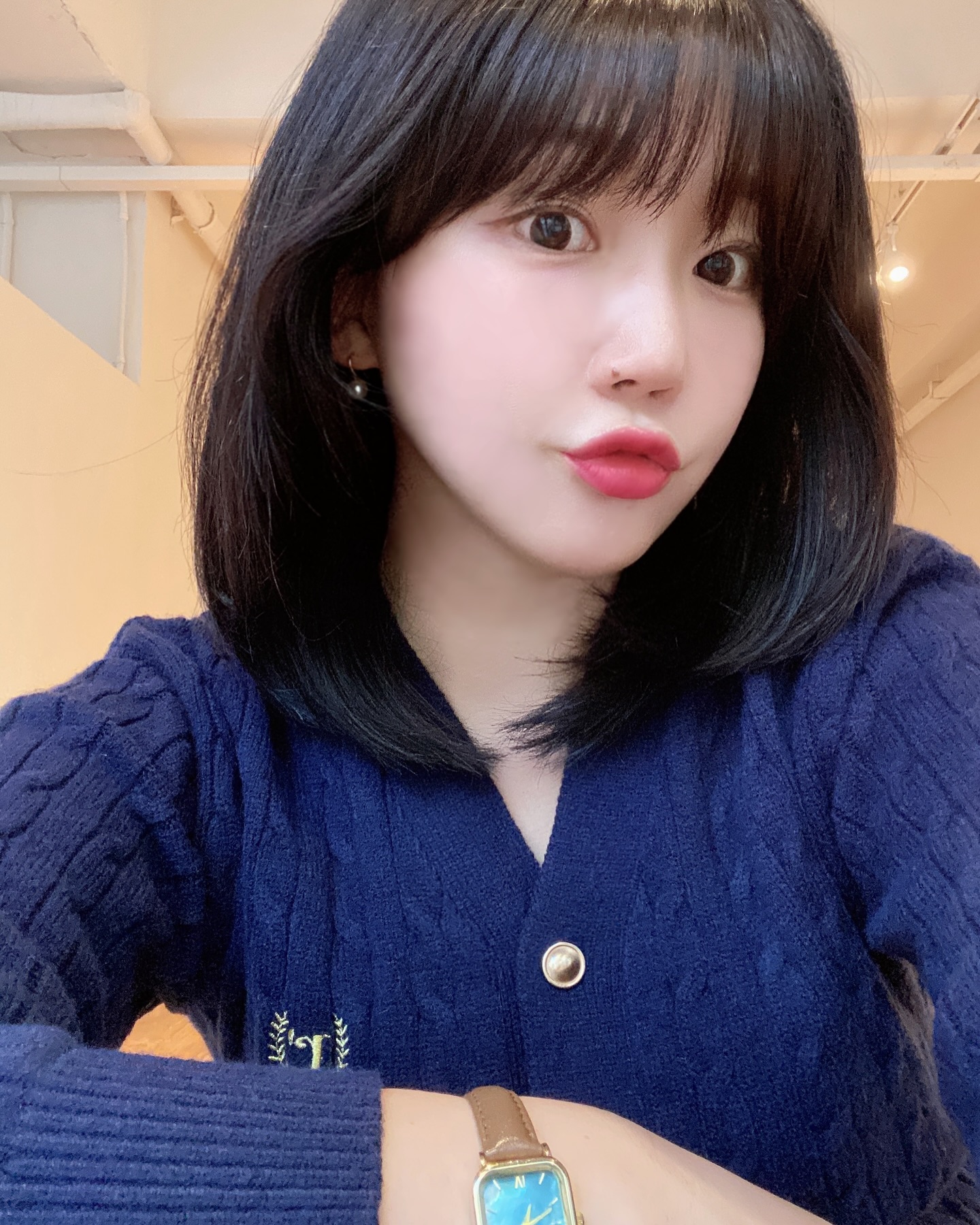 #광고 요즘 열일하는 남편이랑 오랜만에 요즘 핫한 #가인미가 에 관리받으러 다녀왔지요👫🏻💙💙 

작은얼굴 프리미엄B 관리 받았는데 얼굴마사지 뿐만 아니라 상반신도 거의 다 풀어주셔서 완전 시원했구요!! 압도 딱 좋았고, 시원한 지압점 귀신같이 찾아내셔서 완전 잘 풀어주셨습니다. 신들린 핸들링에 얼굴 붓기도 도망갔어요 ㅎㅎ👻

프라이빗한 케어실에 세심하게 하나하나 신경써주셔서 얼굴경락 넘어서 토탈 관리 받고 온 기분이였습니다. 남편이랑 최고의 데이트코스였네요. 다음에 또 올게요🤍

📍#가인미가신촌이대점 gainmiga_official 
▫️ 서울 서대문구 신촌로 169-7 2층 202호
▫️ 0507-1415-0727
▫️월,화,목,금,토 10:00-21:00/ 매주 수,일 정기휴무

 
#경락 #얼굴경락 #경락마사지 #얼굴경락마사지 #작은얼굴관리