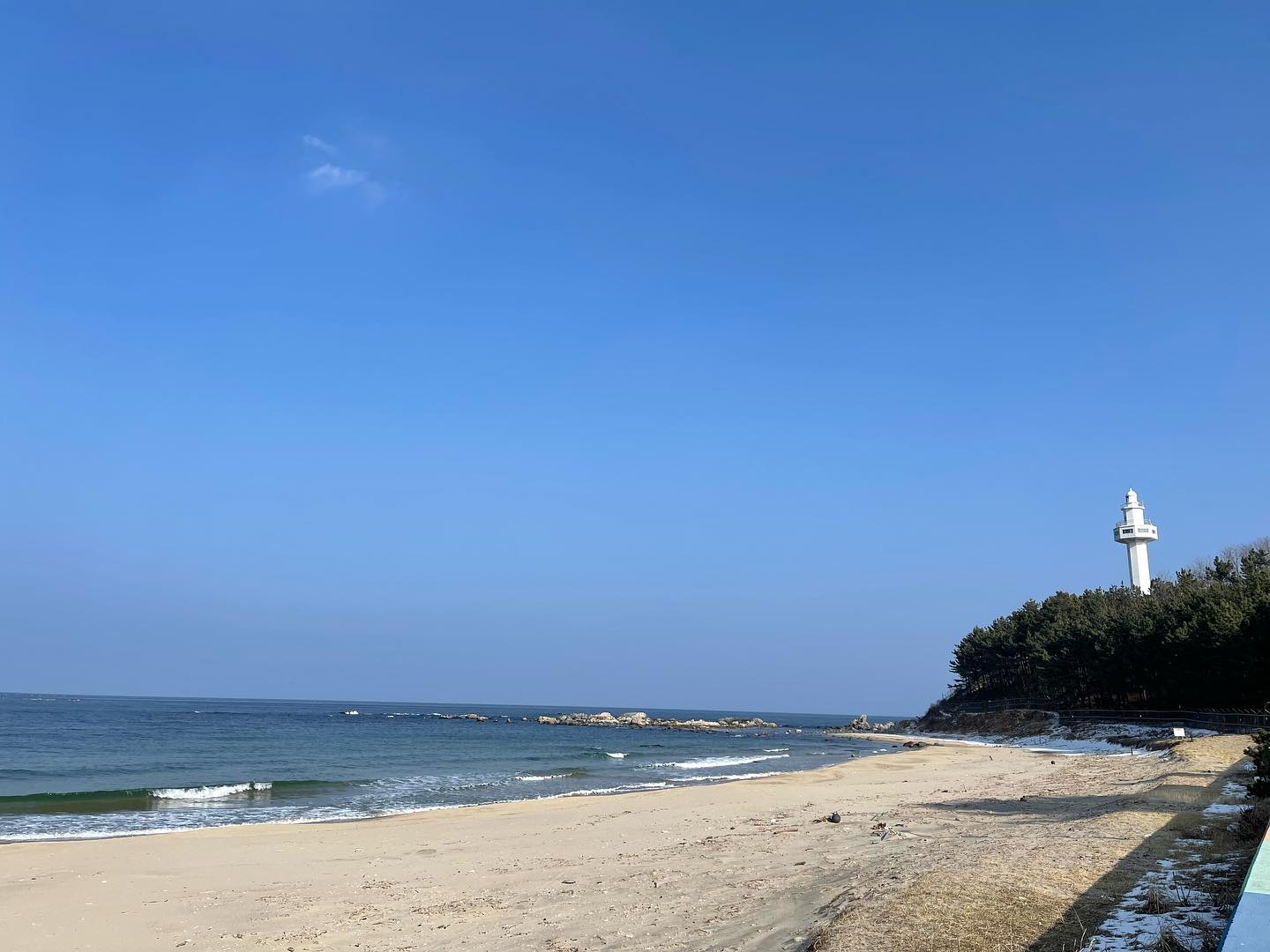 이제 한달이다…제발 어떻게 됐냐고 묻지좀 마라…
내가 말할 수 있을 때까지는 아픈 사람은 내버려 두셔라…
나도 알고 있지만 정작 내가 아프기 전까지는 물어보는게 
공감하고 걱정해주는 가장 인간적인 방법이라 생각했다..

장기적으로 평생을 관리해야 하는 사람들은 초기에는 
아무것도 모른다. 내가 과연 이대로 세상을 살아갈 수 있는지
없는지를.. 몇년이 지나 안정기가 되면 조금은 편해질까…? 

내 나이..병원에서는 젊다고 한다. 병을 마주하기에는 너무 젊은 나이인 건 맞는 것 같다. 앞으로 살아갈 날이 절반은 남아있는데 신경쓸 일이 어깨에 하나가 크게 얹어졌다. 이걸로 끝나기를…

몇시간 움직인는 것도 지금은 힘든데 빨리 낫고는 싶고 조비심 내지 말자라고 생각해도 조바심은 나고 참 간사하지…? 

예전 똑같은 사람으로는 못 돌아갑니다. 
그렇다고 아픈 사람으로 항상 배려해야 한다는 마음은 갖지 마세요. 
어려울 땐 도움을 요청할께요. 혼자 할 수 없을 땐 쳐다볼께요. 

김사합니다. 

#시련 #인생전환점 #일상 #소통 #조심해야지 #물어보지마세요 #지병 #daily #followforfollowback #imsick #dontasknow #takecarestress #caremybody