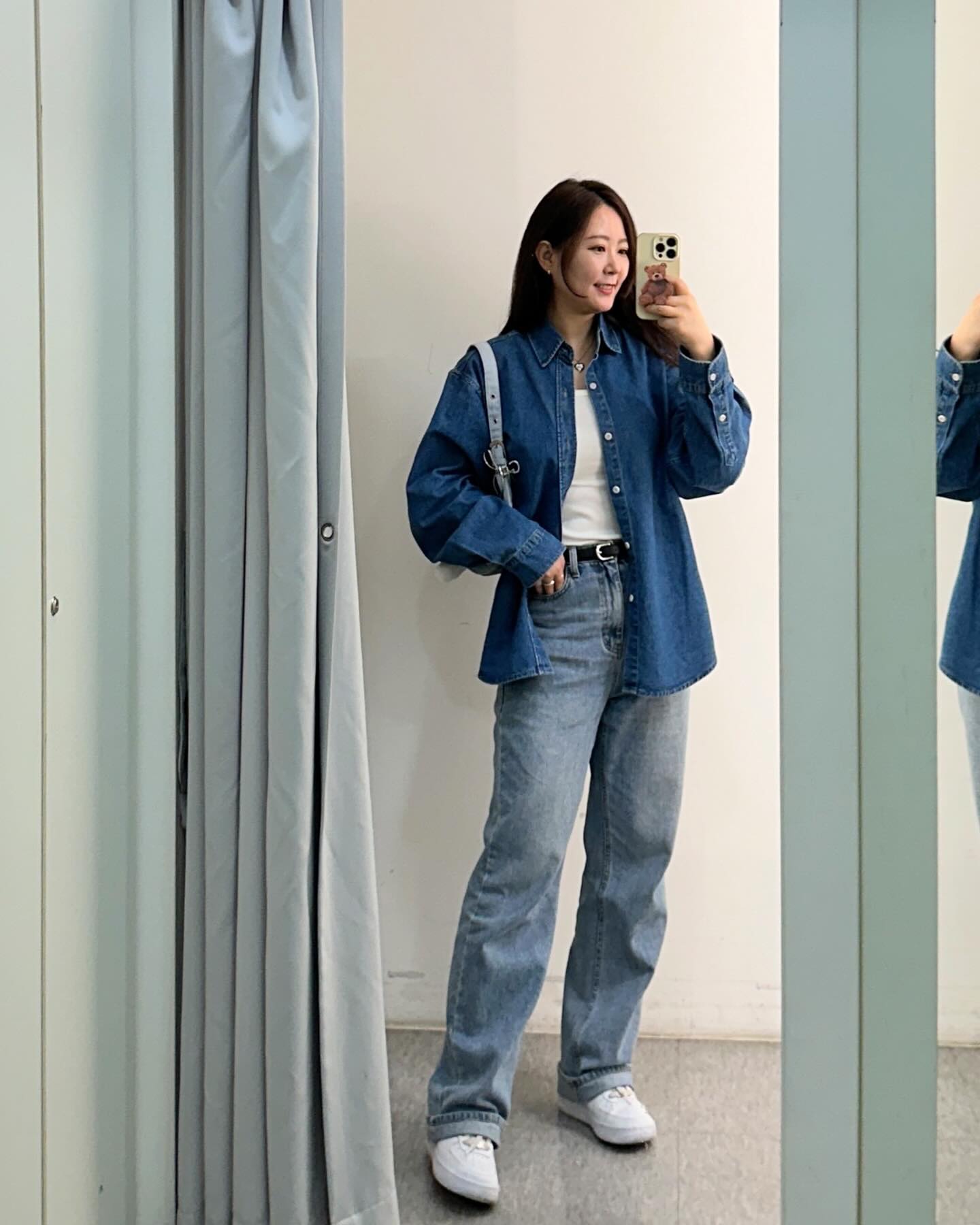 청청패션의 완성은 꼬요마켓에서💙
데님셔츠에 하의는 중청데님 이너 골지나시 곧 업로드 예정인 벨트 블랙색상 버클 크로스가방 스카이블루에 뼈다귀 키링🐶🎀💫 목걸이는 하트 리본 팬던트💝 
실반지+볼드오픈링, 리본 집게핀, 곰돌이 스마트톡도 모두!😚
프로필 링크 꼬요마켓🪄

#청청패션 #청청코디 #봄코디 #데님셔츠 #꼬요마켓
