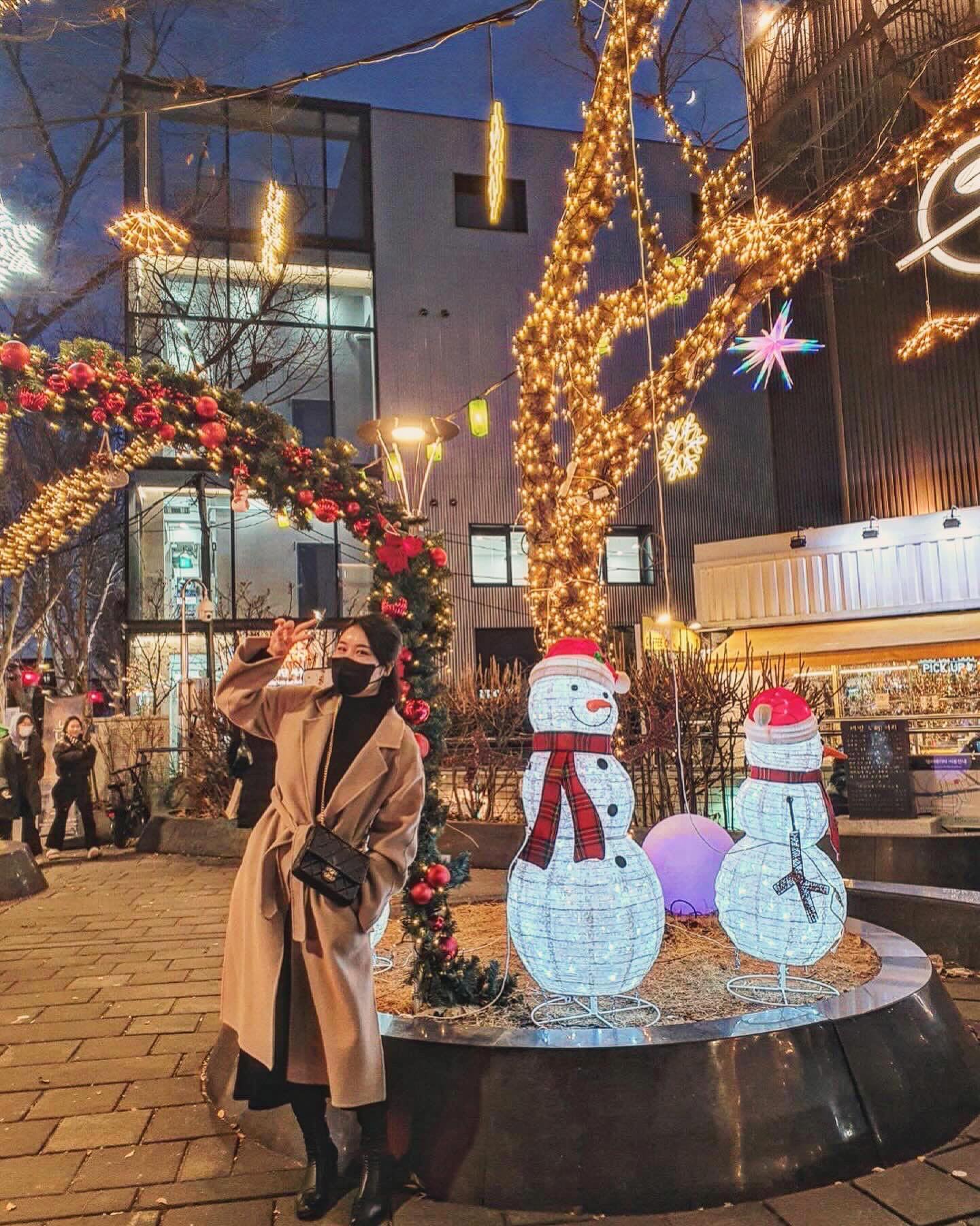 #일요일저녁 

오랜만에 바빴던 하루 :)

결혼식 갔다가 대학로 가서 연극 보고
익선동가서 저녁먹고 술없이 데이트 완✌️♥️

보름도 남지 않은 내 서른넷,,뭔가 뭉클 하누🥺

•
•
•
#종로 #익선동나들이 #영하추위를뚫고 #우린아직젊기에 
#다맹이랑 #대학로연극추천 #비누향기 #비누향기연극