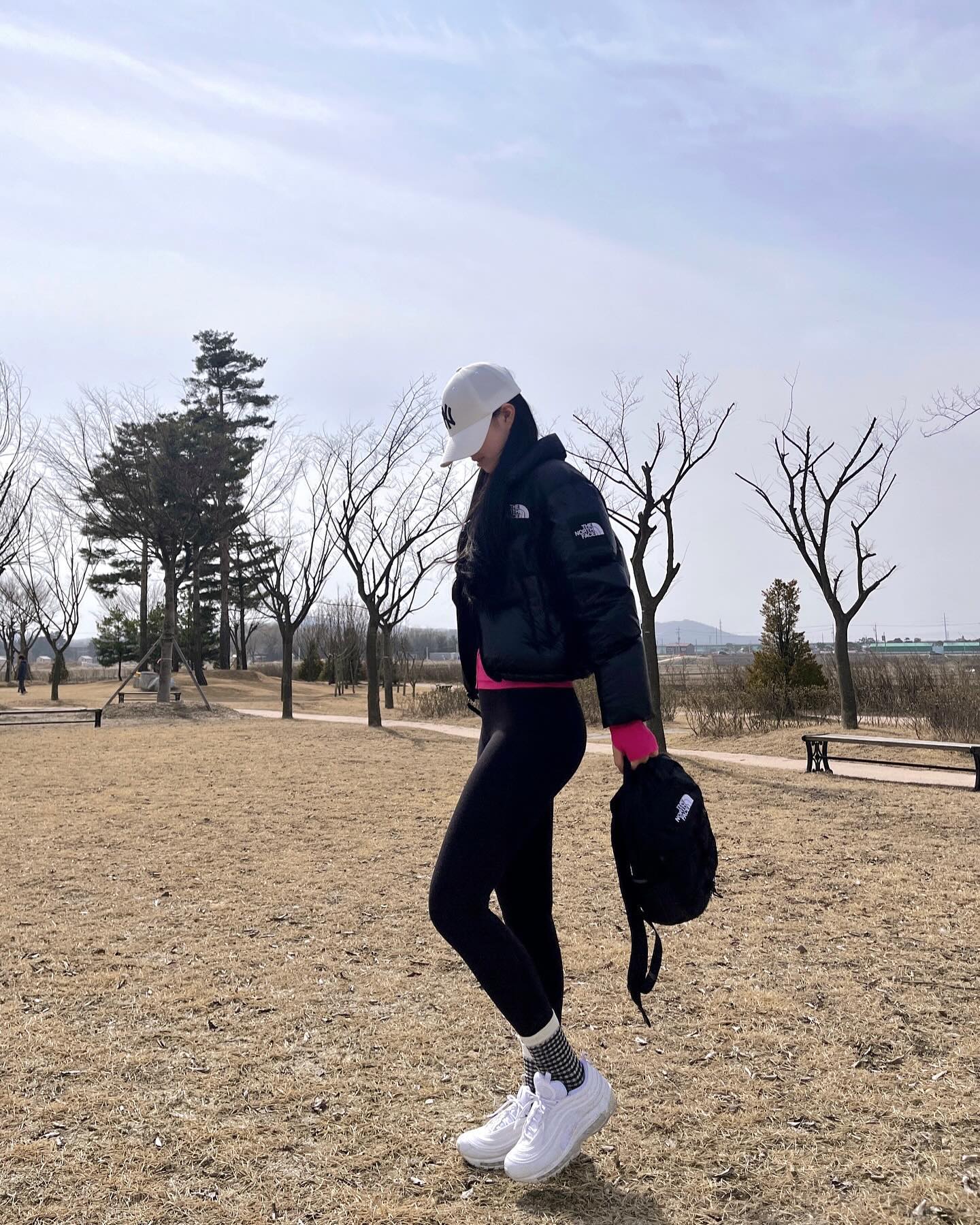 #협찬 X  yellowsocks_official 

오랜만에 애슬레저룩 투척 💨

저는 일요일 오전에 보통 러닝을 하는 편이에요 🏃‍♀️
평일에는 필라테스만 가기에도 바쁘더라구요🥹

러닝 할 때 항상 텀블러를 들고다녀서
휘뚤 마뚤 가방을 찾고 있었는데 
요 노스페이스 보레알리스 미니를 발견 !! 🖤
그 자리에서 바로 사버렸답니다 ㅎ 넘넘 귀엽지 않나요,,?

되게 가볍구 사이즈도 작아서 
캐주얼 룩에 휘뚤마뚤 들고다녀도 좋을것 같아요 ㅎㅎ 
다음엔 데일리룩에서도 보여드릴게요!

-아참 ,며칠전에 올린 폰케이스 상세샷 궁금해하시는 분들이 계셔서 몇장 추가로 올려요 🎀🩷 #루텐 

🏷️ 
Outer : thenorthface_whitelabel #노스페이스화이트라벨 
Top : xexymix #젝시믹스 
Bottom :  andar_kr #안다르 
Bag : thenorthface #노스페이스 
Socks : yellowsocks_official  #옐로우삭스