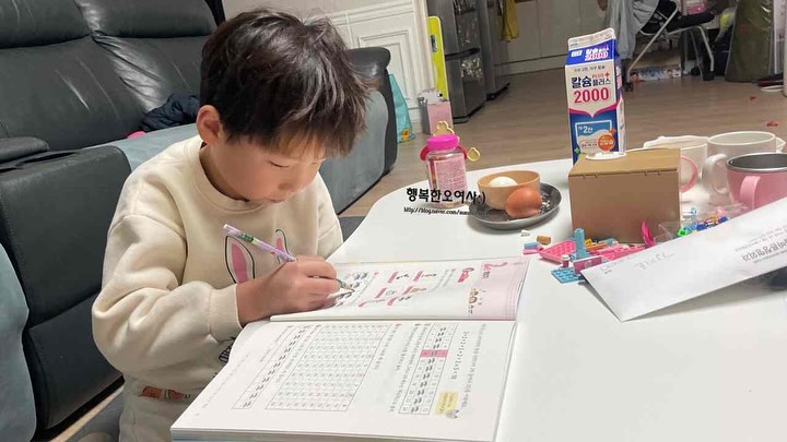 #협찬
-
암기식으로 시작했던 구구단 
이제는 구구단 외우자 아니고 
구구다 깨치우자 고고고
-
원리를 알면 구구단이 보인다 !!
9는 3단의 3배 , 2단과 7단의 합친 금액
-
달달달 외웠던 암기식의 구구단
수의 개념을 배우고 원리를 깨우고나니
술술술 저절로 입에 차착 달라붙는 수놀이가 되었어요 !
-
읽으면 읽을수록 아이가 더 좋아하는
구구단이 술술술 ~
제 2장의 구구단 활용기를 통해서 
일상생활에서에 생활에서도 접목시키며 
구구단 매력에 더 풍덩 !!
-
아이의 눈높이에 맞게 제작되어 더 좋은
초등창작독서 마음이음 , 지식잇는 소전집
다음은 어떤 책을 볼까!

#마음이음 #지식잇는 #소전집 #초등필독서 #8세추천책 #교과연계 #초등창작독서
#초등지식책 #외우지않고구구단이술술술 #책육아 #초등추천도서 #어린이필독서
-
mindbridge_publisher