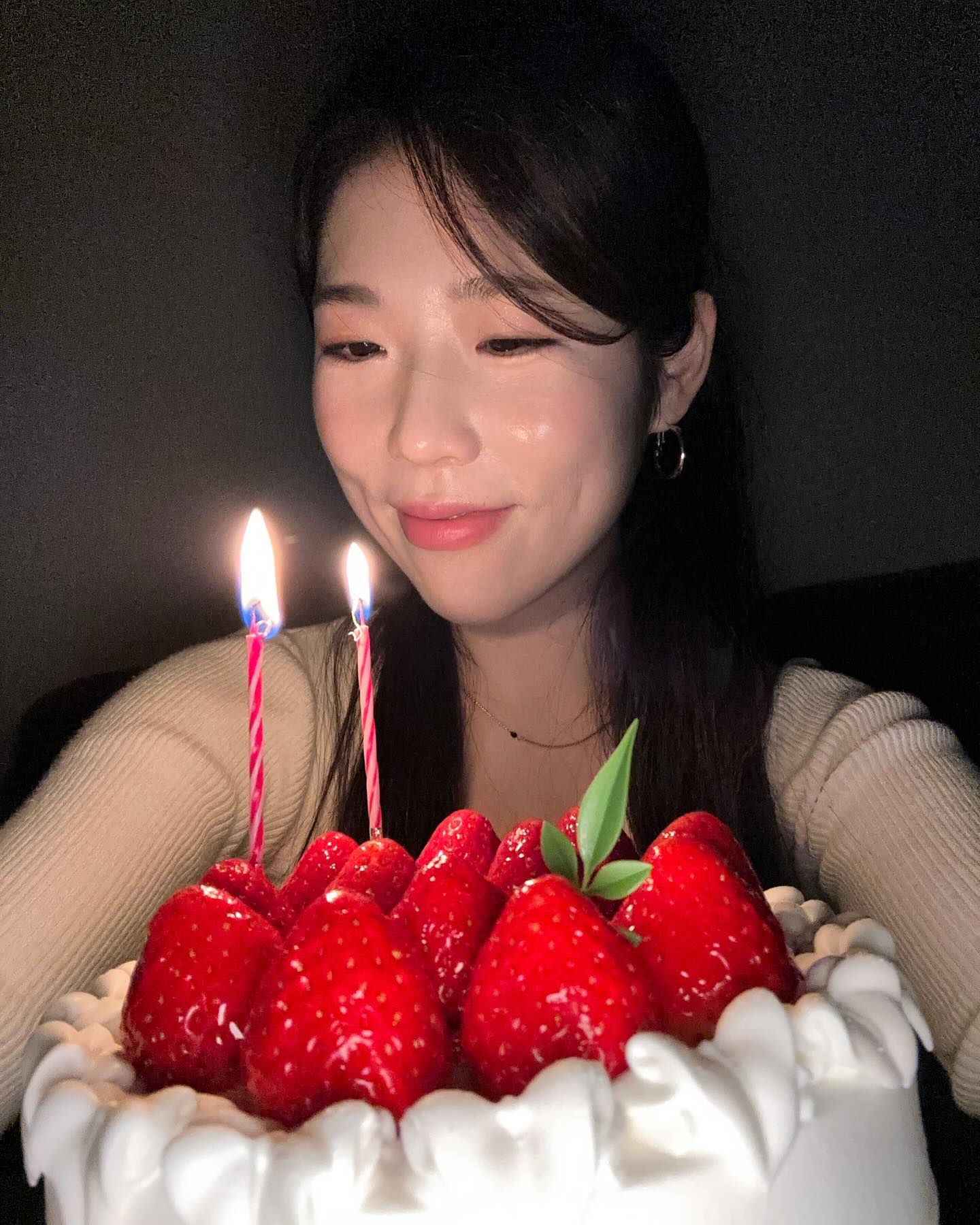 제 소원은요..🫧

언제부터였을까. 마음이 참 많이 얼어버렸다. 정말 하고싶은 것도 많고 먹고싶은 것도 많고 내 사람들도 잘 챙기는 나였는데 언젠가부터는 바쁘다는 핑계로 나도, 주변도 돌보지 못했던 것 같다. 그런 나에게 네가 누구든 어떤 상황에 있든 언제나 곁에 있다고, 진심으로 나를 생각하고 내 행복을 응원해주는 마음들이 얼마나 따뜻한지.. 잊고 있었다. 태어나서 처음 먹어보는 꽃등심이 이렇게 맛있는 건지도 몰랐지만 그보다 따뜻한 밥 한공기가 이렇게 소중한 거 였는지. 매년 찾아오는 생일이지만 유독 이번에 따뜻한 말, 따뜻한 밥 한 그릇이 이렇게 가슴을 파고드는 걸 보면 꽁꽁 얼어붙어있던 마음이 드디어 녹아내릴 시기가 다가온걸까 싶기도 하고
날 따뜻하게 해주는 사람들이 곁에 있다는 것, 그 존재만으로도 내 생에 가장 큰 선물이라고, 고맙다고 전하고 싶은 주책스러운 밤
내 소원은 올해도 똑같아

제가 사랑하는 사람들 모두 아프지 말고 언제나 건강하고 행복할 수 있게 지켜주세요..💗