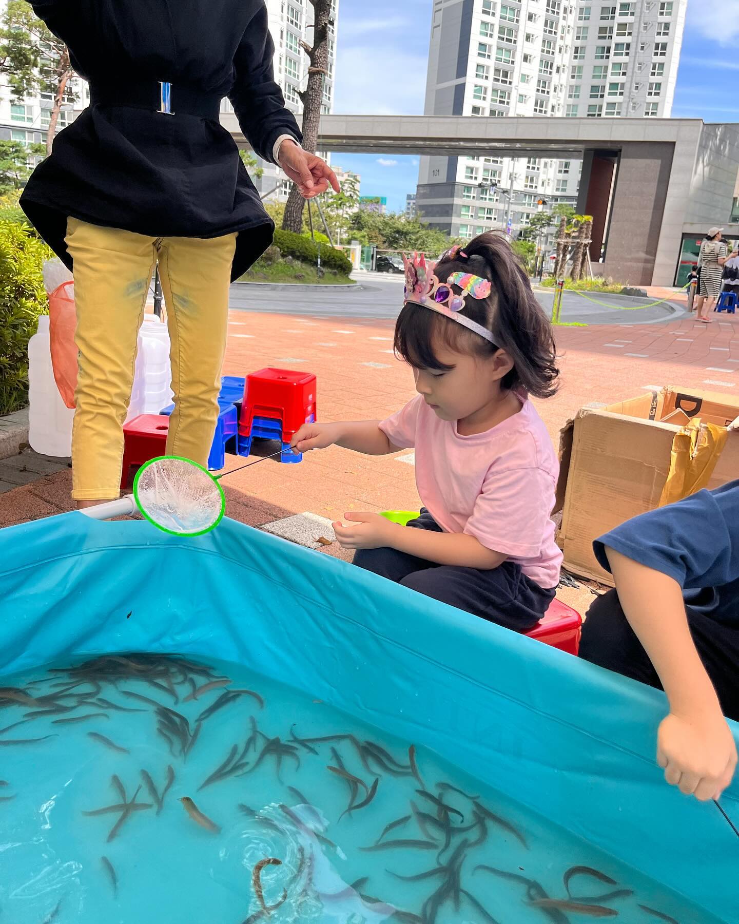 엄마집 아파트입주민행사
아빠가 진행해서 더 뿌듯♥
지수는 신나신나 ㅋㅋ 아침부터 밤늦게까지 고생했어 우리 가족 ^^
j.total 
#제이토탈이벤트 #롯데캐슬골드포레입주민행사 #연산동롯데캐슬골드포레 #프리마켓 #가을달빛축제