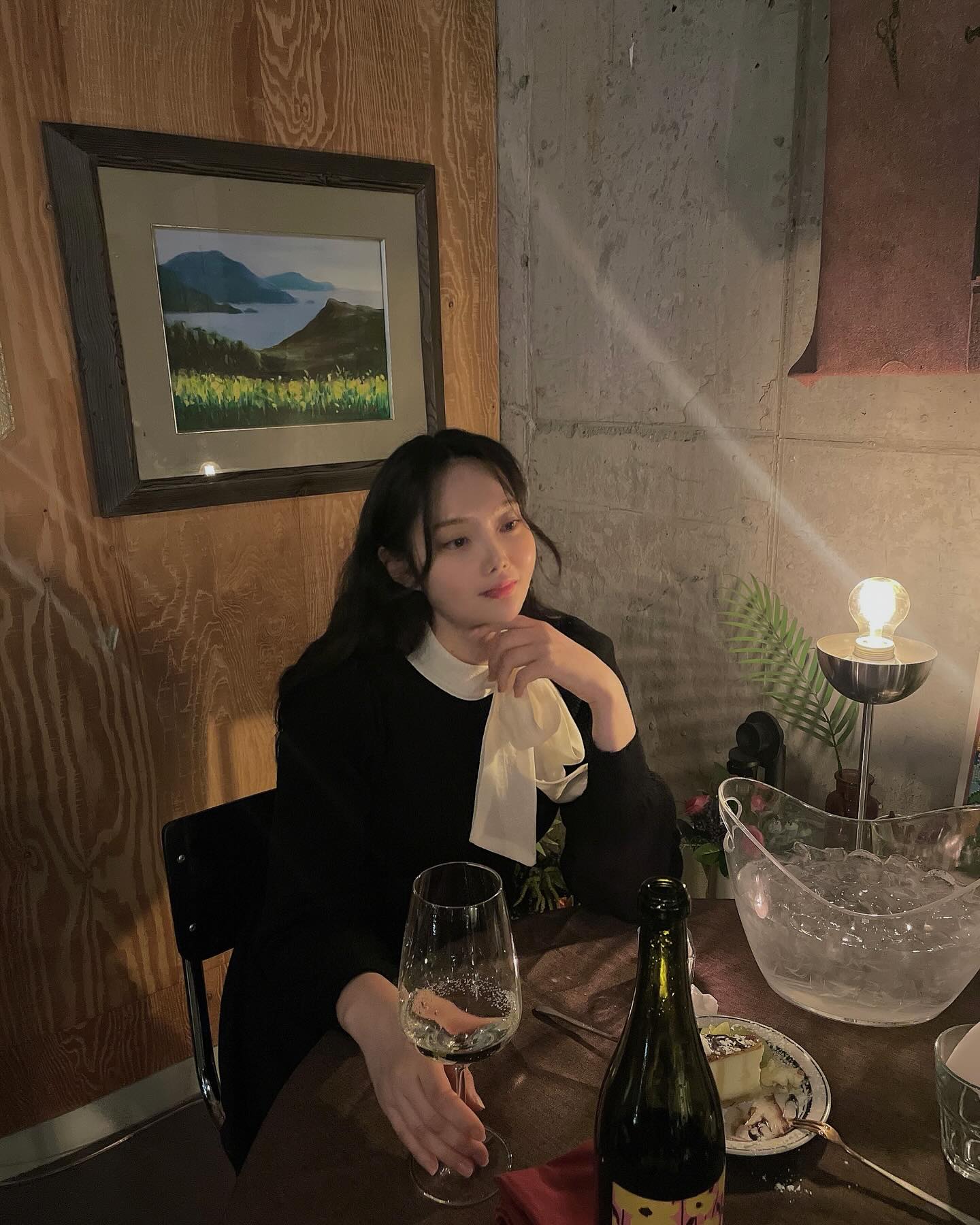 범일동에 이런 곳이 있을 줄이야😱

📍아우리버

여기 이런 곳이 있었나 싶을 만큼 프라이빗하고
분위기 좋은 곳이에요🫶🏻

테라스도 넘 아늑해서
날씨 풀리면 야외에서 한 잔 하고 싶더라구요🙈

어두컴컴한게 데이트하기 딱! 좋은 와인 맛집이에요🧡

📌핸드드립 커피도 같이 판매하고 있어
술 못마셔도 분위기 즐길 수 있어요
📌배달 음식도 가능해서 한식에 와인 즐기는 분들이
가도 좋을 거 같아요
