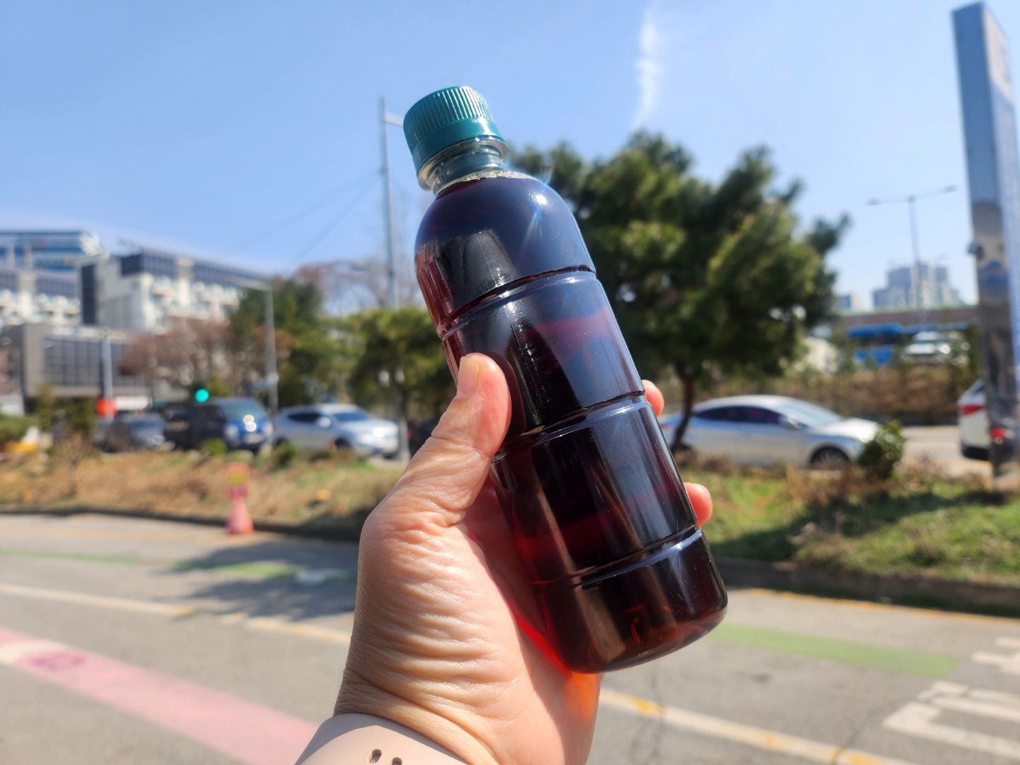 #할인구매 freshmaeil #바리스타룰스 #바리스타룰스디카페인
커피 좋아하는데 가볍게 카페인 걱정없이 마시기 좋을것 같아 선택
물만 사용한 카페인 제거 방식인 스위스 워터 프로세스를 사용해 커피의 향 손실을 줄이고 카페인 99.9% 제거한 커피로 깔끔한 원두의 고유한 맛과 향을 느낄수 있는 디카페인커피
.
분리배출 편리한 무라벨로 환경을 생각한 제품이라 더 좋고 
한 손에 쏘~~옥 들어오는 패키지라 냉장고에 넣어두었다가 
외출할때 공원으로 산책나갈때 하나씩 들고 나가기 굿~~!! 
.
#패션 #바리스타룰스커피 #무라벨커피 #매일유업커피 #푸드 #뷰티 #인테리어 #08L #디카페인아메리카노 #소품 #아메리카노 #신상품나왔을땐