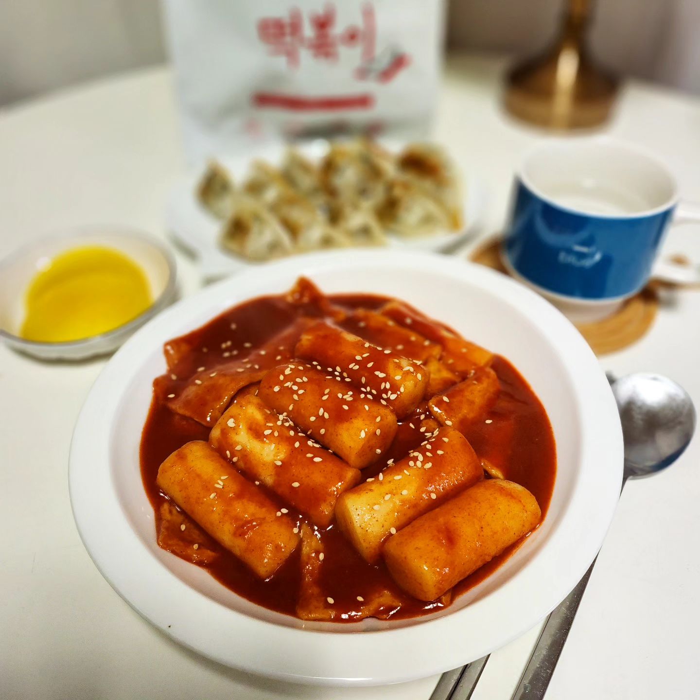 👉#길씨네가래떡볶이 #떡볶이 #제품제공
.
언제 먹어도 맛있는 매콤 쫀득 떡볶이💕
.
일반 떡볶이보다 굵은 통실통실 가래떡과
어육 함량이 높은 어묵에
매~콤하니 감칠맛 맴도는 양념도 들어있는
초간편 떡볶이 밀키트 길씨네가래떡볶이😎
.
재료 때려 넣고 쫄여서 꾸덕꾸덕하게 만들기~
.
통통한 가래떡에 양념 쏙쏙 잘배서
쫜딕 쫀득 매콤한 간식 완성❤️
.
라면 끓이기만큼 쉽고 간편하고
소스도 넉넉해서 만듀 구워서
떡볶이 소스에 찍어 먹으니 꿀조합🤩
.
캠핑이나 놀러갈 때 챙겨가서 별미로 먹기 딱!!
.
매콤 쫀득 길씨네가래떡볶이 촵촵😋
.
.
.
.
.
.
.