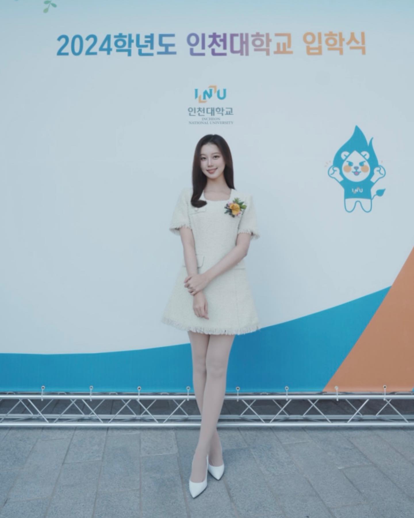 inu.korea 입학을 축하합니다👩‍🏫✨💙

 강당에 들어선 순간, 2017년 대학입학식이 뚜렷이 기억난다. 축사 영상에 나오는 대선배님들을 보며 언젠가 나도 꼭 저 자리에서 후배들을 향해 이야기 할 수 있는 ‘멋진‘ 어른이 되어야지. 생각보다 빠르게 이룬만큼 그 때 내가 생각했던 ‘멋진’ 어른이 되려면 먼 것 같다만. 

이 자리는 더 열심히 달려보라는 ‘정규리’를 향한 응원이자 나와 같이 학교를 떠난 모든 졸업생을 향한 응원이라 생각한다. 과분한 기회를 주신 나의 모교 #국립인천대 에 모든 감사를 돌린다. 
.
.
#인천대 #축사 #입학식