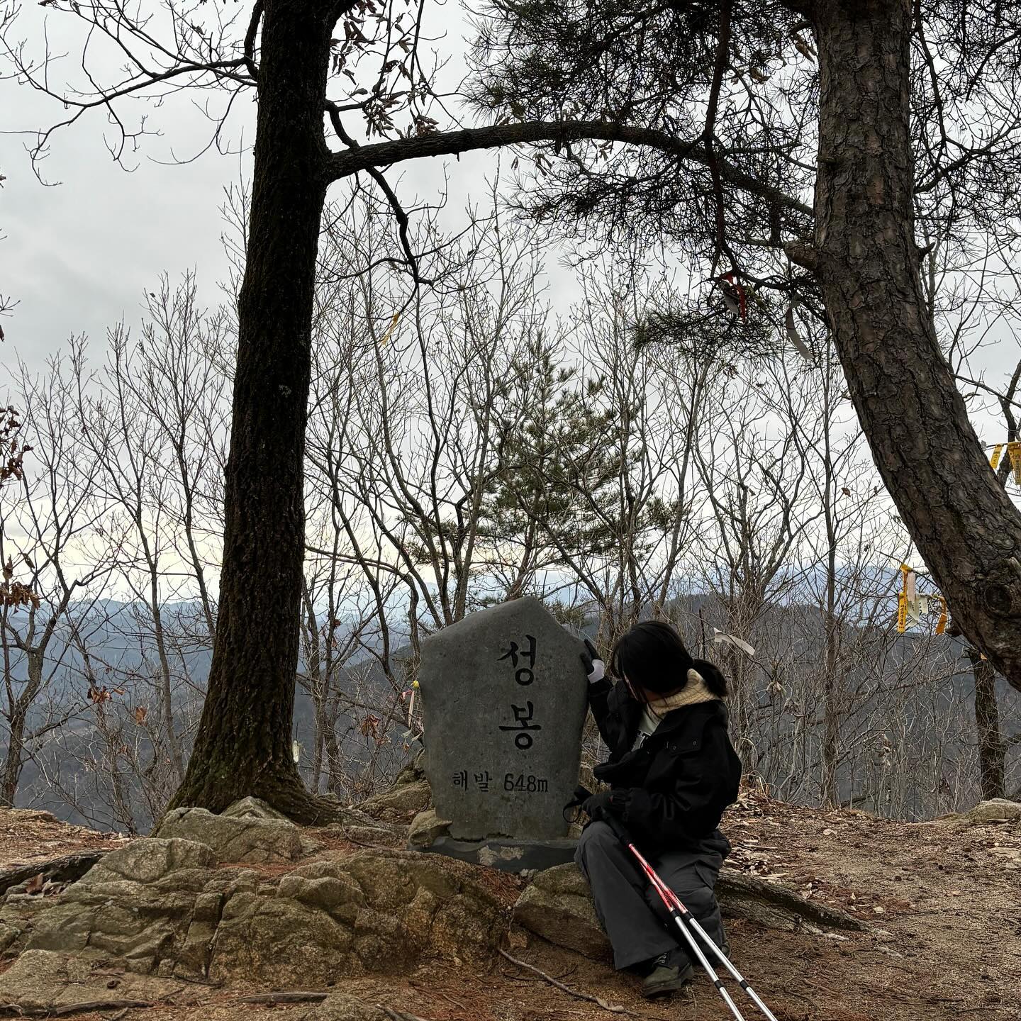 2.4 성치산-성봉 🏔️#오등완 
오전에 할부지할머니 성묘 갔다가 3시부터 올라가기 시작해서
12폭포에서 너무 구경오래해서 예상 시간 오버되서
..1.1km남았을때 주옥됨을 감지..🥹
완만해서 좋았는데 올라갈때 길이 중간중간 없어서 멀리멀리
산악회 리본만 보고올라감🥹

무서웠던개 등린이인데 등산객도 없고(우리가 늦게가서)
데이터 전화가 몇시간 동안 안터져서 불안하게 등산하산했다.
내려올때 아이젠 차고 헤드랜턴이랑,
폰3개 후레시 켜고 내려오는데 발앞에만 보임.. 
올라갈때 멋졌던 폭포 내려올때 보니 공포🫥
계곡 왔다갔다 열번은 건너야했는데 잘안보여서 🤣

담부턴 2시이후면 보문산이나 가야겠다.....

#성치산12폭포 #금산성봉 #금산성치산 #일상 #기록
#성봉648m #등린이 #등산 #남편이랑등산