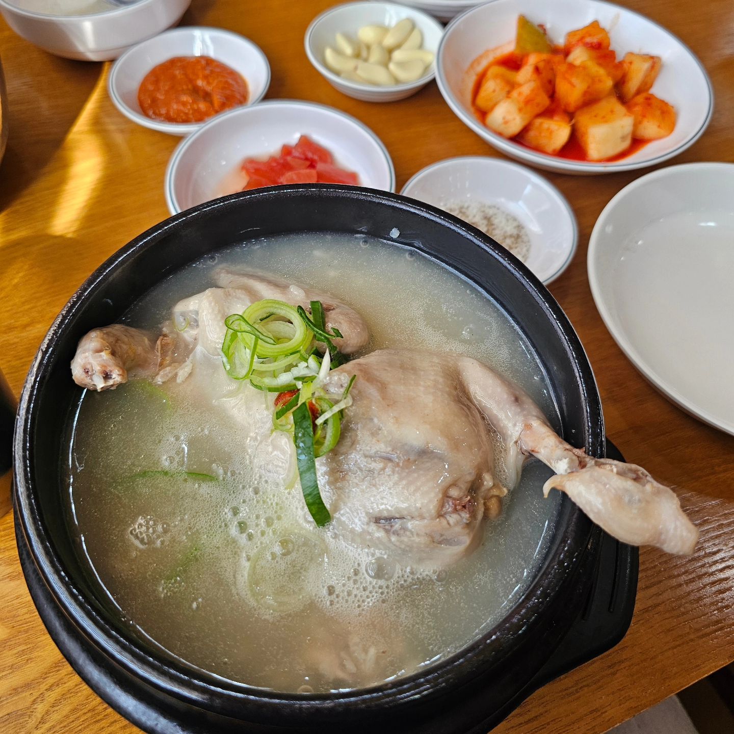 #협찬 ⭐️학익 궁중삼계탕⭐️

무려 16년 연속 블루리본 서베이에 수록된 찐 삼계탕
맛집 다녀왔어요.

SBS 생방송 투데이에도 방영되었을 정도로 아주
유명한 곳인데요.

아직 날이 쌀쌀해서 몸보신 한 번 제대로 하고
싶었는데 진짜 여기 삼계탕 진국이네요~

종류는 한방삼계탕, 전복삼계탕, 녹각삼계탕,
옻 삼계탕, 전복죽이 있으니 참고하시면 될 것 같고요.

저는 한방삼계탕 먹고 왔는데 국물이 걸쭉하고
진한 편인데 느끼하지 않고 깔끔하고 고소한 맛이라
좋았어요.

야들야들 잘 삶아진 닭은 젓가락만 갖다 대도 쉽게
발라지는데 닭 가슴살까지 부드러울 정도!

각종 한방 재료는 물론 죽 양도 넉넉해서 한 그릇
다 먹으니 배부르더라고요~

깍두기도 맛있었지만 특히 동치미와 짠지가 너무
맛있었는데요.

진한 향 가득한 인삼주도 곁들여주니 금상첨화!

간단하게 반주하기 좋았고 동치미로 시원하게
입가심해 주니 너무 만족스러웠던 곳이에요.

👍학익 궁중삼계탕
✔️주소 : 인천 미추홀구 학익소로63번길 23
✔️영업 시간 : 매일 10:30 - 21:00 (20:00 라스트오더)
✔️전화 번호 : 032-861-3939
✔️주차장 있음

#인천맛집 #인천삼계탕 #학익동맛집 #학익동삼계탕 #삼계탕맛집 #리뷰노트 #동네맛집 #맛집 #맛집그램 #맛집스타그램 #맛집인정 #맛집추천 #맛집탐방 #맛집투어 #인생맛집