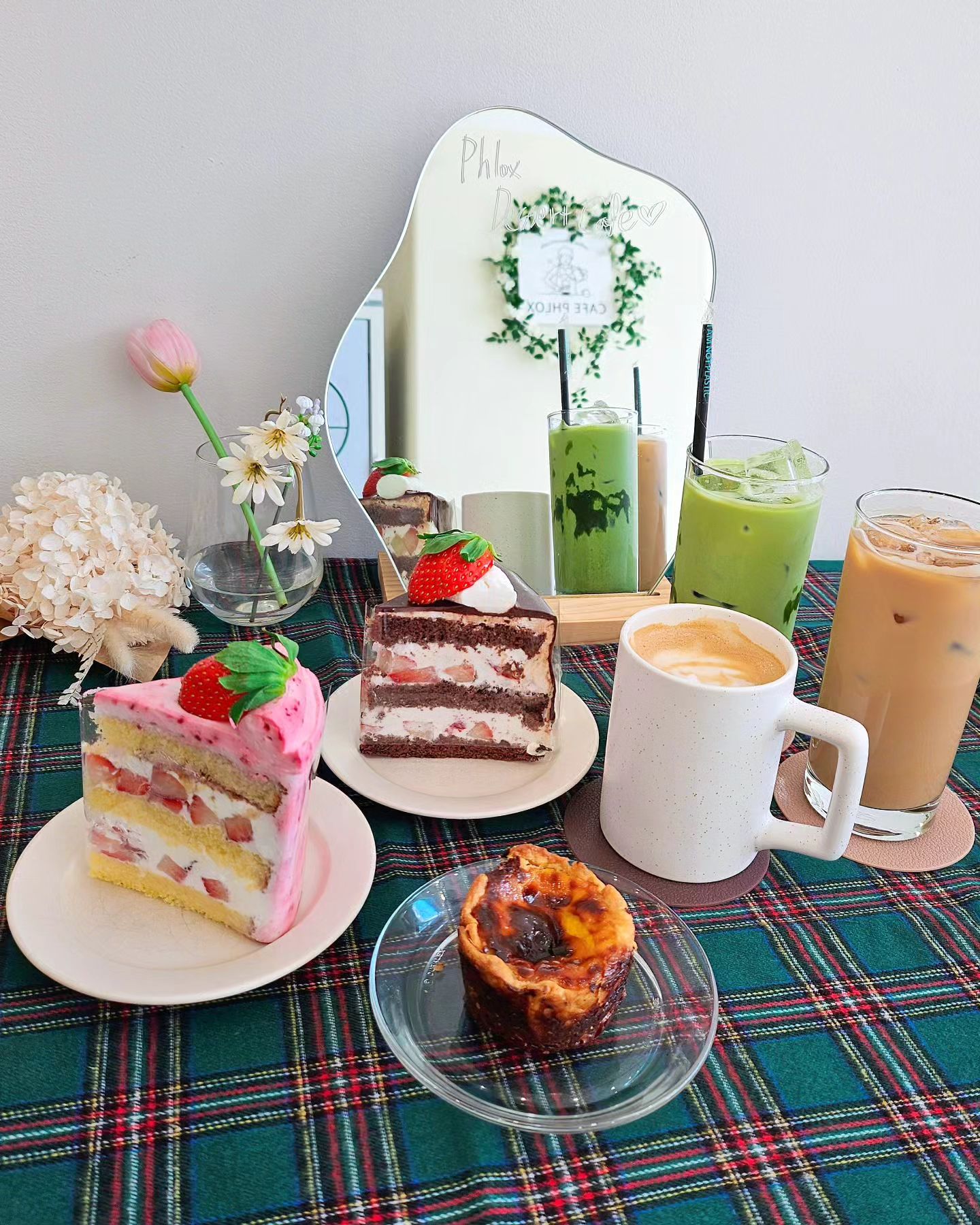 딸기케이크 맛집🍰🍓
.
곤히 코~자는 통통이 소세지들
깨워 준비시켜서 등원시키고👧🏻👼🏻💤
딸기케이크가 나왔다는 말에 달려간 플록스❤️
.
작년에도 맛있었지만 1년만에
다시 먹으니 더 맛있는 느낌ㅋㅋㅋㅋ
초코케이크만 좋아하는데 이번에 나온
라즈베리딸기케이크 먹어보고 띠용👀👀💖
.
민정이언니랑 정화랑 카페인&디저트로
에너지충전하고 유치원 토론회를🤣
합격발표 날때까지 끝나지 않을 우리들의 숙제ㅋㅋㅋ
#딸기케이크 #딸기 #케이크맛집 #플록스카페 #육아동지