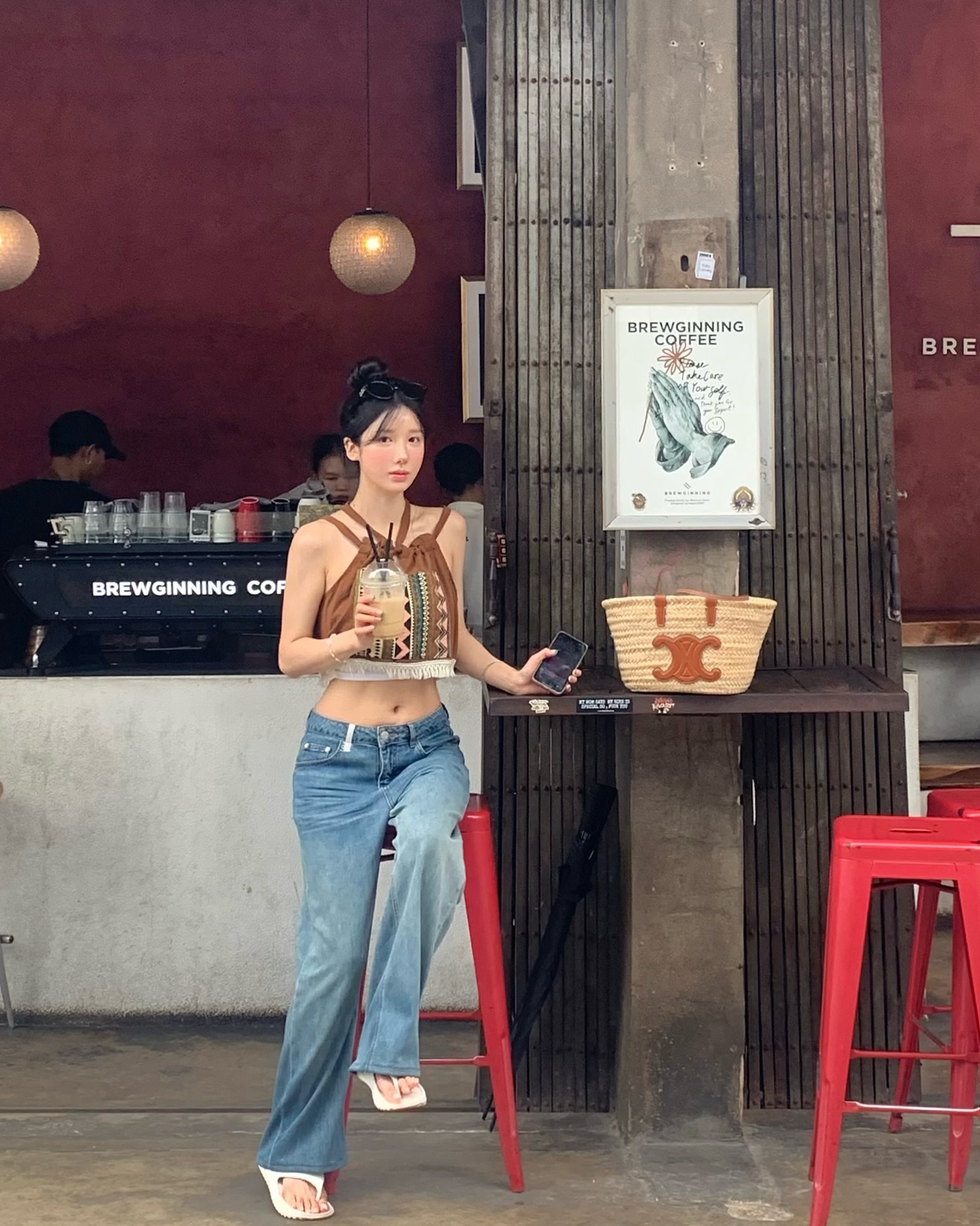 꽉꽉 눌러담은 두번째 치앙마이 기록📝

📍Brewginning Coffee (커피맛집) 
커피가 맛있다는걸 알려준 카페 ,, 카라멜프라페 커피체고
📍블루누들 (메뉴 8,9번 추천 , 차이티 맛집)
한국인들한테 인기많은곳 ! 국수보다 차이티가 기대이상으로 맛있었고 국수에있는 고기가 질겨서 조금 아쉽,,
📍DN Wellness Massage 
다시가면 꼭 또가고싶은 마사지샵 ,, 완전 강추
📍코코넛쉘 
땡모반 , 커리 , 팟타이 전부 다 맛있음 특히 버섯튀김 jmt

#치앙마이 #치앙마이여행 #태국 #치앙마이맛집 #치앙마이맛집추천 #치앙마이카페 #치앙마이쇼핑 #치앙마이핫플