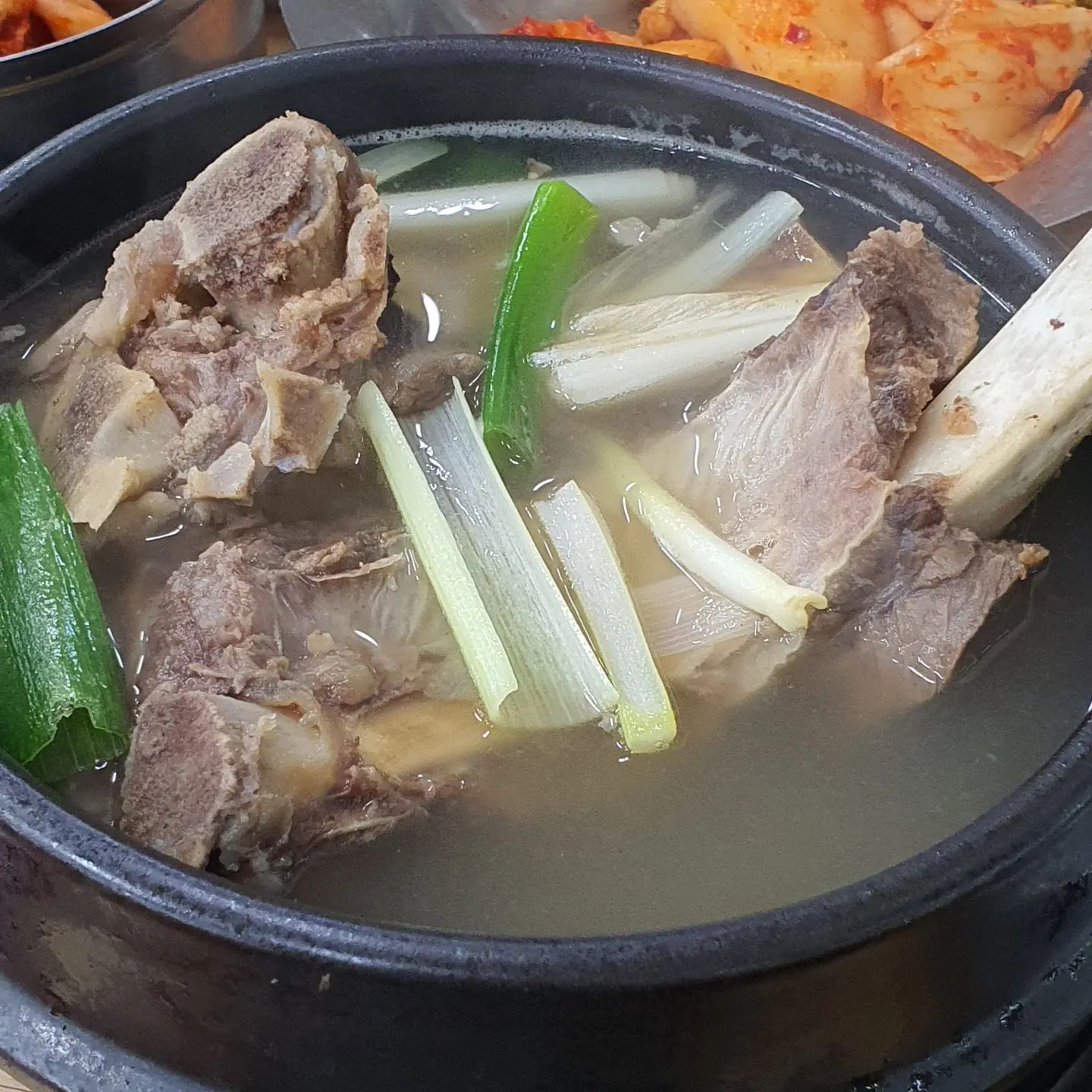 #늦은저녁

이 여름에 감기라니..🥲
뜨끈한 국물을 찾아 곰설채설렁탕

설렁탕집이지만 갈비탕이 맛있다.
요즘 몸이 안좋아서 그런가
탕 국류들이 그렇게 땡기는데

여기 갈비탕은 내입맛에 딱
짭잘하고 갈비대도 잘 바를 수 있게
약간의 손질이 되어 나와서 굿굿
당면도 일반당면 아니고 도톰한고

공기밥이랑 돌솥밥중에 고를 수 있는데
다음에는 꼭 돌솥밥으로 먹어야지.

.
.
.
.
.
#맛스타그램 #먹스타그램 #먹방 #맛집 #먹스타 #맛스타 #맛집추천 #구월동맛집 #맛집스타그램 #먹스타맞팔 #설렁탕 #먹방스타그램 #곰설채설렁탕 #갈비탕
#먹팔맞팔 #몸보신 #보양음식추천좀