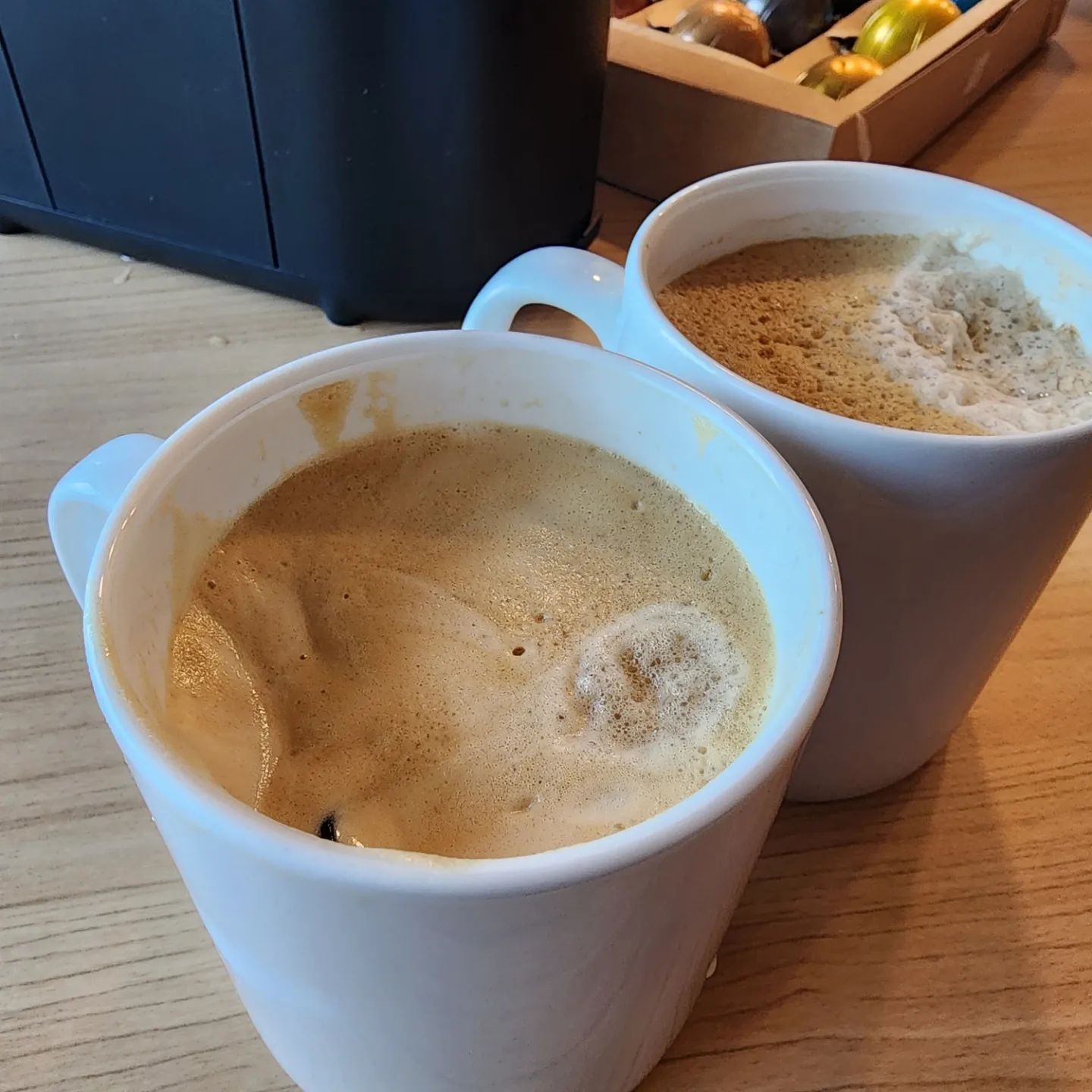 커피러버

우리집 소비요정은 여행갈 때도 버츄오를 마시고 싶대서 차량용(?) 버츄오 팝을 구매하셨었다😂
여태껏 사용은 두번정도 했나??

내 개인적인 생각으론론 버츄오팝은 원두가루가 조금 묻어 나는것 같고,  수동이라 더 풀편하네
버츄오플러스보다 크기가 조금 작을 뿐!

나에겐 버츄오플러스 승!!

사진 좀 찍게 좀 비켜줄래?!
.
.
.
.
#커피맛잘모름 #크레마좋아 #버츄오 #네스프레소 #버츄오팝 #버츄오플러스