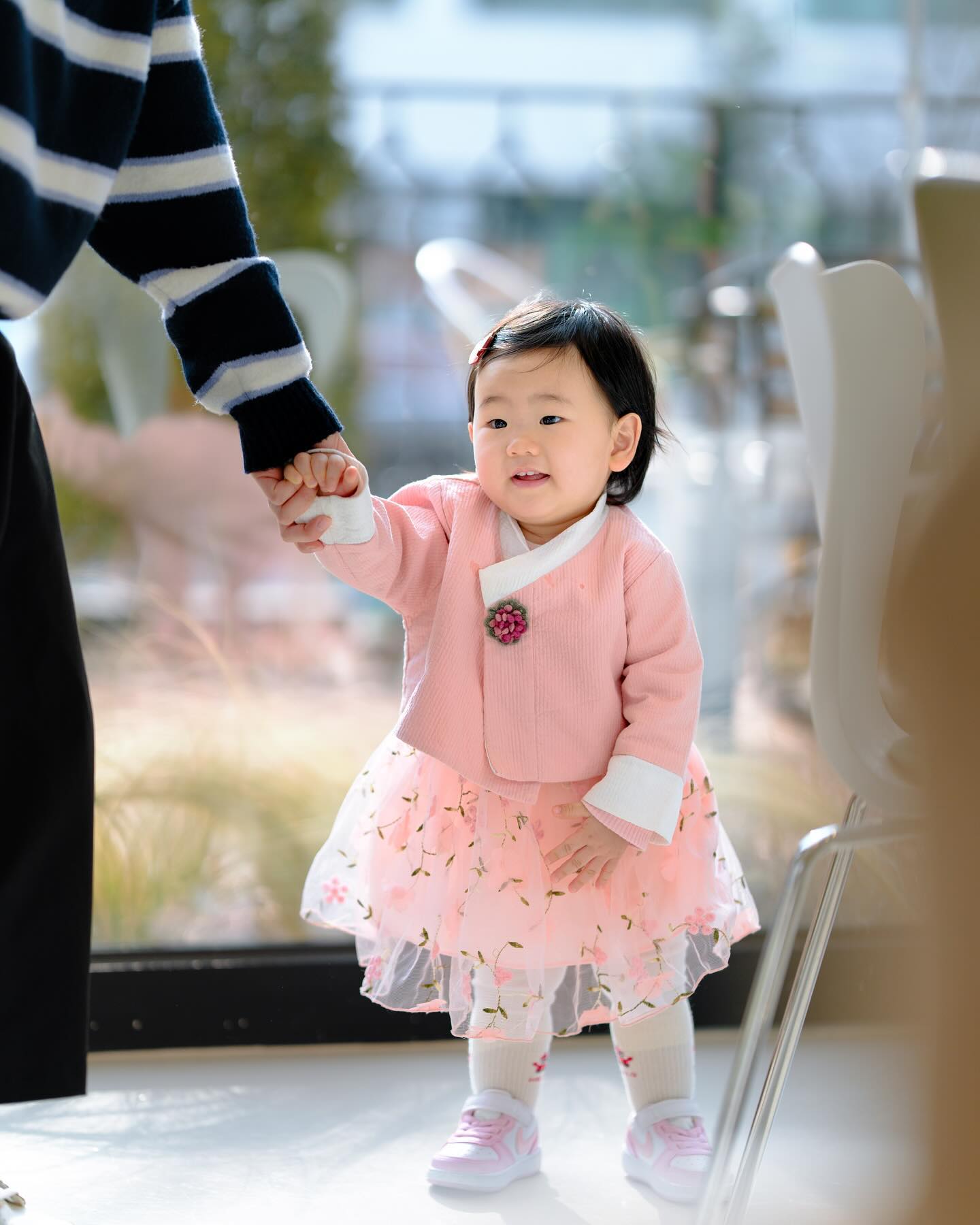 💗
꼬까 한복입고
쫄래쫄래 다니며 새해인사했어요…♡

올해는 첨으로 세배도 하고 세뱃돈도 받았답미다 .ᐟ 

혼자 뒤뚱뒤뚱 엄마한테 걸어오는데
심장이 아프게 예뻐미쳐요 ( ⁼̴̤̆◡̶͂⁼̴̤̆ ) 
•
•
•
#14개월아기 #육아일상 #육아스타그램