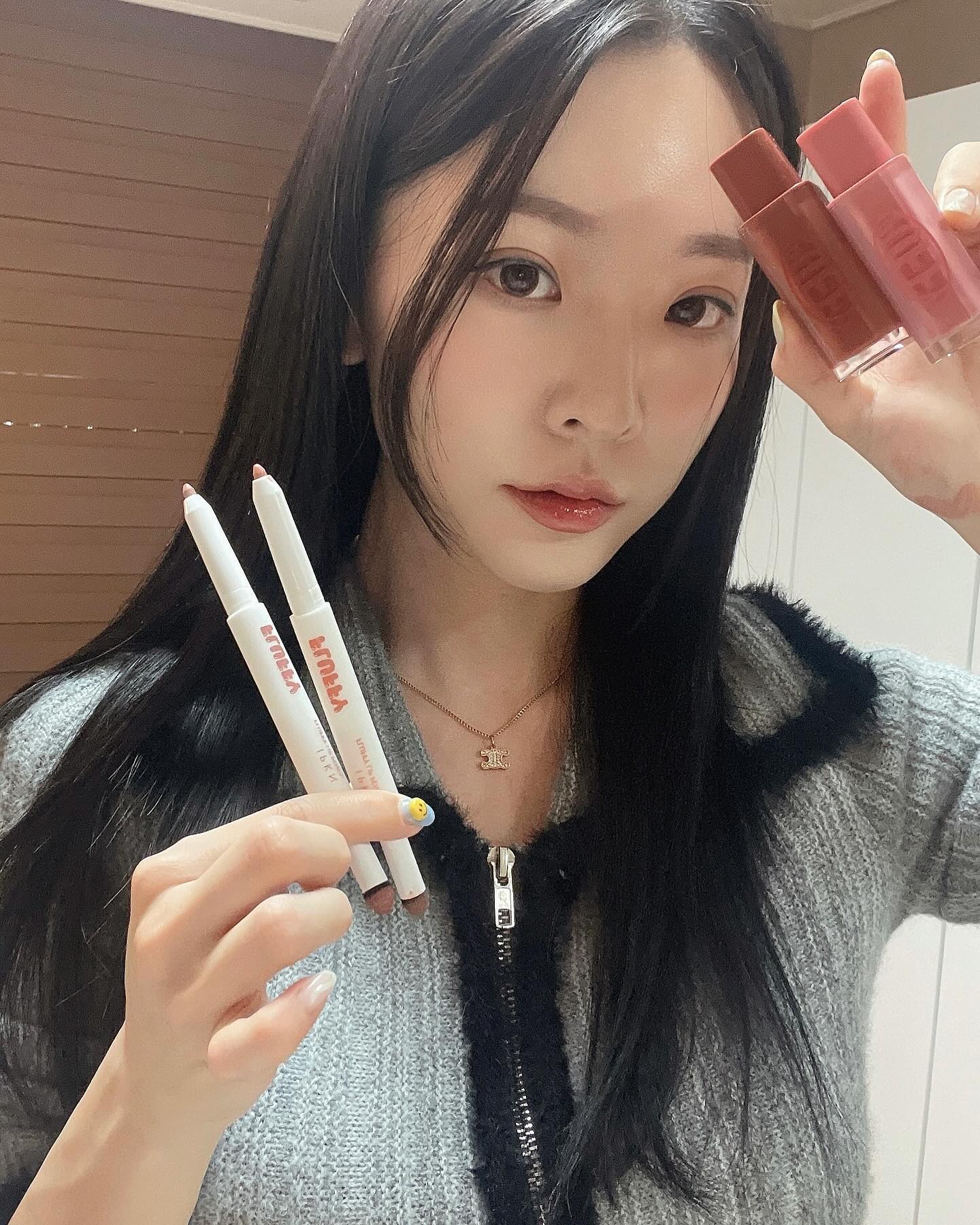 #협찬 ipknofficial

입큰 플러피립펜슬&퍼피글로우틴트🧡🤎🧡🤎

✔️웜톤 조합 
입큰 플러피 립펜슬 1호 & 5호 + 퍼피 글로우 틴트 1호 & 6호

플러피 립펜슬은 솜털같은 보송 텍스처의 
라이너로 립 라인 드로잉! 밀키 크림 텍스처 
립 쿠션으로 자연스러운 컬러링을 연출하고요. 

퍼피 글로우 틴트는 수분 가득 젤리 텍스처로
볼륨 광택을 느낄 수 있고, 맑고 선명한 컬러
래스팅이 가능해요~! 착색되서 지속력도 굿!😘

첫번째 립 메이크업은 플러피 01호 미닝피치 펜슬 + 스펀지로 블렌딩해줬어요! 그 후, 플러피 05호 토피 브라운 펜슬로 그림자 음영 넣고, 퍼피 1호 사용!
두번째 립 메이크업은 플러피 01호 미닝피치 펜슬 + 스펀지로 블렌딩해줬어요! 그 후, 플러피 05호 토피 브라운 펜슬로 그림자 음영 넣고, 퍼피 6호 사용!

⭐️입큰 플러피 립펜슬 올리브영 온라인몰 런칭⭐️
& 올리브영 1위 틴트 퍼피 글로우 틴트 신규컬러 출시
- 올리브영 기획전 (3/1~3/7) 13,000원 -> 8,840원 (32% 할인)
[플러피 립펜슬]
01 미닝 피치 : #소프트피치 / 차분한 피치 베이지 컬러
05 토피 브라운 : #헤이즐넛 / 분위기 있는 음영의 브라운 컬러
[퍼피 글로우 틴트]
01 리치봉봉 - #착붙베이지 (웜베이스) 차분한 베이지 빛의 피치 컬러
06 코코브릭 - #코코아레드 (웜포인트) 분위기 있는 브릭 톤의 브라운 컬러

#입큰 #플러피립펜슬 #올리브영립펜슬 #립펜슬추천 #오버립메이크업 #솜털핏립펜슬 #퍼피글로우틴트 #꿀착코팅틴트 #입큰틴트 #글로우틴트 #올리브영틴트 #틴트추천 #올영세일 #올리브영과함께