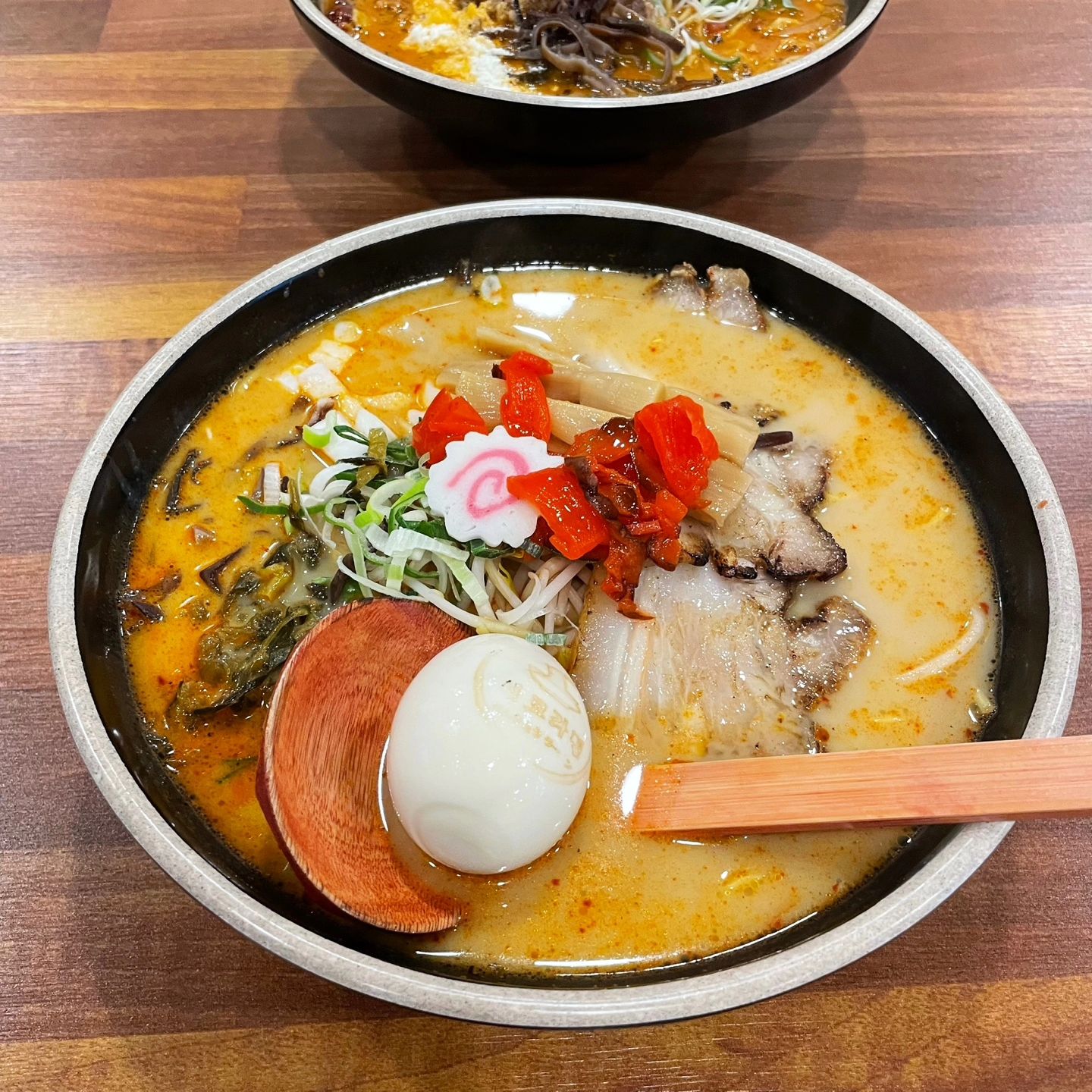주말에 오빠랑 데이트 하면서 먹었던 아주 맛있는 라멘!
센쿄라멘에서 파는 특돈코츠라멘이라는건데~

매일 20여가지의 재료를 푹 우려내어서 만든 육수로 끓인거라
그 맛이 기가맥히네요~

느끼함 1도없고 진짜 담백함 그 자체!
먹어도 먹어도 또 먹고싶은 맛이에요~

국물까지 완전 싹 비워버렸다능 ㅋㅋ
라멘 먹고싶음 앞으론 여기에서 만나자규!!

#센쿄라멘 #화성라멘집 
#진안동맛집 #동탄가볼만한곳 
#병점센쿄라멘 #동탄맛집투어 
#동탄맛집 #병점맛집추천 
#동탄센쿄라멘 #병점데이트 
#동탄라멘 #동탄라멘집 
#병점맛집 #동탄데이트 
#병점라멘 #화성맛집추천 #협찬