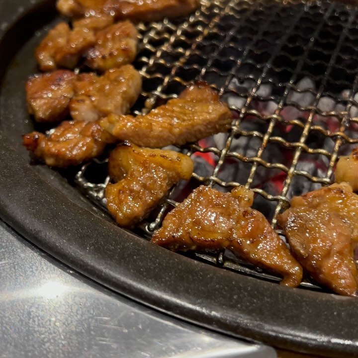 용인 구성 가족모임 하기좋은 맛집 😍👍 매장도 넓고 음식도 깔끔하게 잘나온다 💛 숯불구이 한정식 주문했는데 고기양념도 단짠 입맛에 딱맞고 솥밥도 맛있었다 🙂💕누룽지까지 먹으면 속이 든든! 영이가 좋아하는 수정과로 마무리 😆🧡

#천지연구성점 #용인맛집 #언남동맛집 #마북동맛집 #한돈숯불구이솥밥한정식 #용인모임장소 #먹스타그램 #맞팔 #좋아요