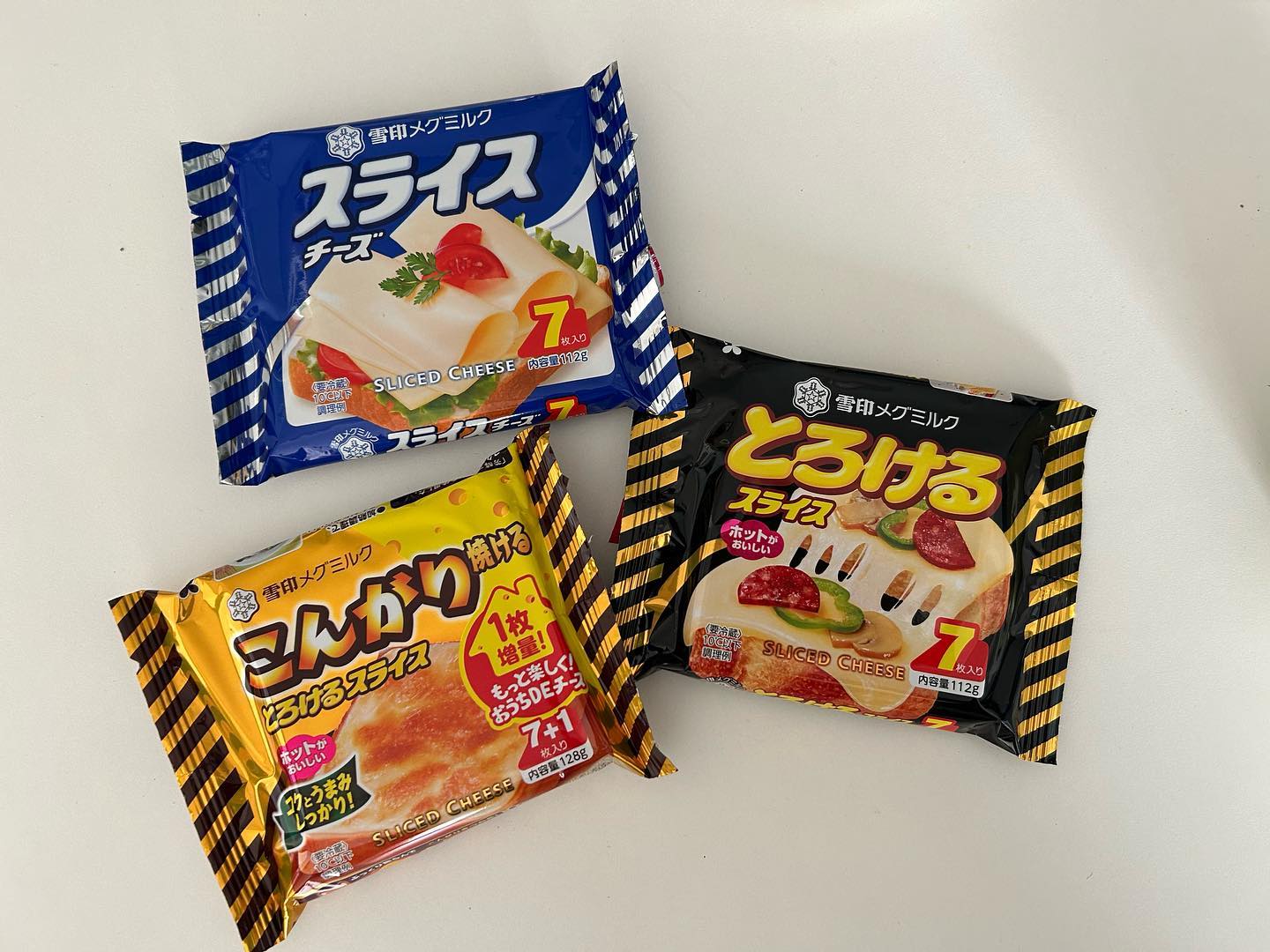 유키지루시 슬라이스치즈🧀🧀🧀

100년 전통의 일본 판매 1위 치즈 기업
치즈뿐만 아니라 우유, 버터, 요거트, 디저트까지 다양한 유가공품을 제조하고 판매하는곳
눈꽃모양 마크가 트레이드 마크로 오사카 도톤보리 글리코 간판 바로 옆에 항상 자리잡고 있어서 일본여행가면 자주볼수있쥬

1.구워먹는치즈
고다치즈 함유로 고소한 맛, 비쥬얼, 향을 고루 갖춘 치즈
토스트, 함박스테이크, 파스타 등 오븐 요리에 두루두루 사용가능한데 토스드위에구웠더니 겉이 파삭파삭해요!!
처음먹어보는 식감 완전강추!!

2.녹는 슬라이스치즈
생으로 먹었을때랑 녹여서 먹었을때 치즈맛이 완전달라져요.
옥수수위에 올려서 콘치즈만들어먹었는데
너무 고소하고 맛있는것!!
늘어나는치즈인 모짜렐라보다 덜굳고 요리에 치즈가 녹아들어서 모짜렐라보다 훨씬 음식맛을 살려줘요.

 구매링크❤️
http://macro-on.co.kr/products/9365203876

#일본치즈#슬라이스치즈#토스트전용치즈#녹는치즈
도톤보리#일본유업#기능성치즈#유키지루시치즈#유키지루시#유키지루시슬라이스치즈