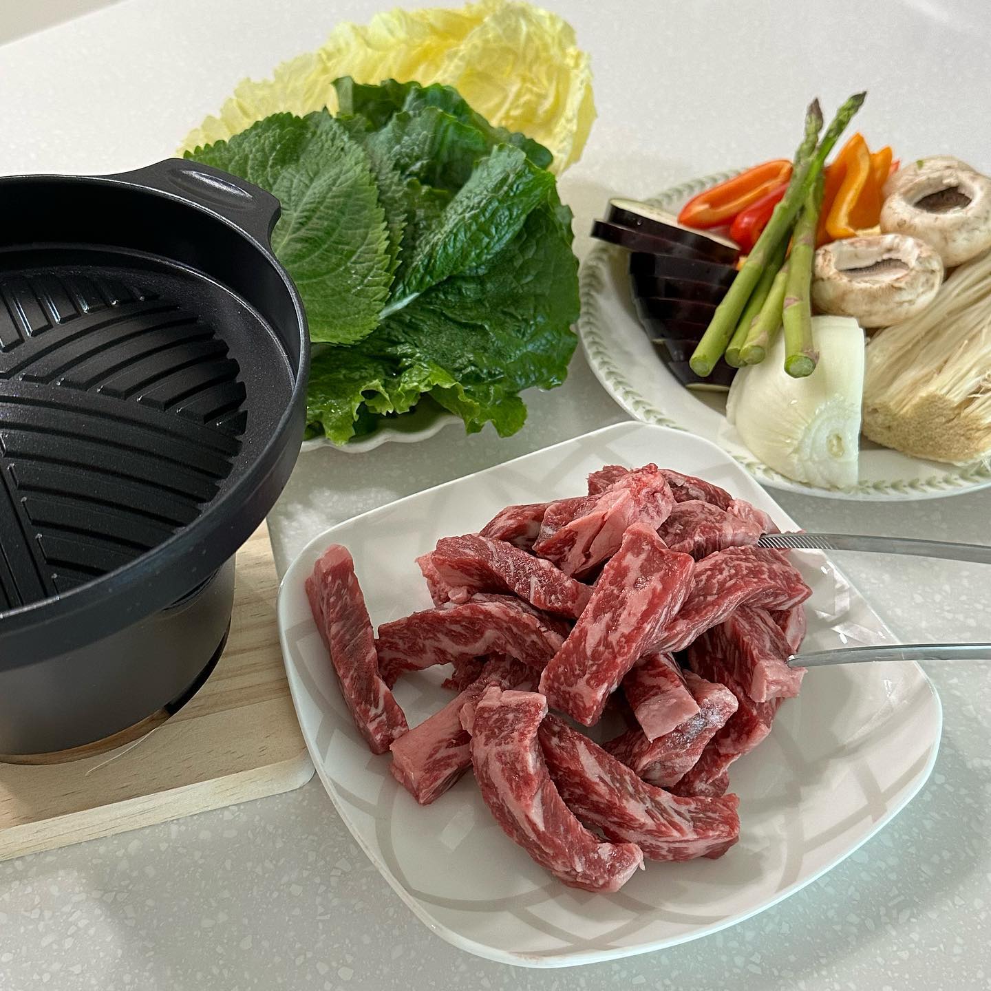 2023.03.06
#초이스식단🍽 

✔️점심 : 채끝등심 + 쌈채소 + 야채 + 버섯
✔️저녁 : 닭가슴살샐러드

오랜만에 돌아왔습니다😅
잠시 몇달동안 폭식과 절식을 반복하면서...잠시 놓고 지냈어요
다시 마음 먹고 열심히 화이팅하려고합니다!!💪💪

👉생일선물로 미니화로를 선물받고 너무 사용하고 싶어서 소고기 꾸워먹었어요😆 
요즘 가지에 푹빠져서 가지도 구워먹고 고기에 빠질 수 없는 양파, 아스파라거스, 양송이버섯과 팽이버섯 그리고 파프리카까지 열심히 구워서 쌈채소에 싸서 흡입! 했습니다😄

👉 카무트와 병아리콩을 삶았기에 저녁은 샐러드로 먹어줬어요
샐러드 야채에 단호박, 치즈, 방울토마토, #아임닭 닭가슴살에 삶아놓은 병아리콩과 카무트 까지 넣어서 먹어줬어요 
닭가슴살 자체가 양념이 되어있어서 드레싱은 없이 먹었습니다