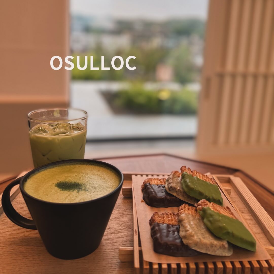 OSULLOC 오설록 북촌점

지난봄 오설록🌿
북촌갈때면 항상 들리는곳
북촌, 삼청동 근처에 오설록이 두군데
현대미술관점과 북촌점 
요번 피드는 오설록 티하우스 북촌점
앞뒤로 남산과 한옥마을이 보이고, 
1,2,3층마다 인테리어와 분위기도 틀려
취향대로 선택하면 되지만
사실 자리가 나는대로 앉게 된다는 ㅎ
녹차라떼와 북촌의 시그니처 티 팔미까레때문에
난 사실 북촌점을 💚
티 팔미까레는 엄마손 파이 같은 비쥬얼에
세가지의 초코렛이 입혀져있다
집에 올때는 꼬옥 포장해서 와야 해 다시 생각나니깐^^

#osulloc #오설록 #오설록북촌 #오설록티하우스북촌 #오설록티하우스 #오설록북촌점 #티팔미까레 #녹차라떼 북촌카페 #북촌한옥마을 #북촌맛집 #북촌카페추천 #디저트카페