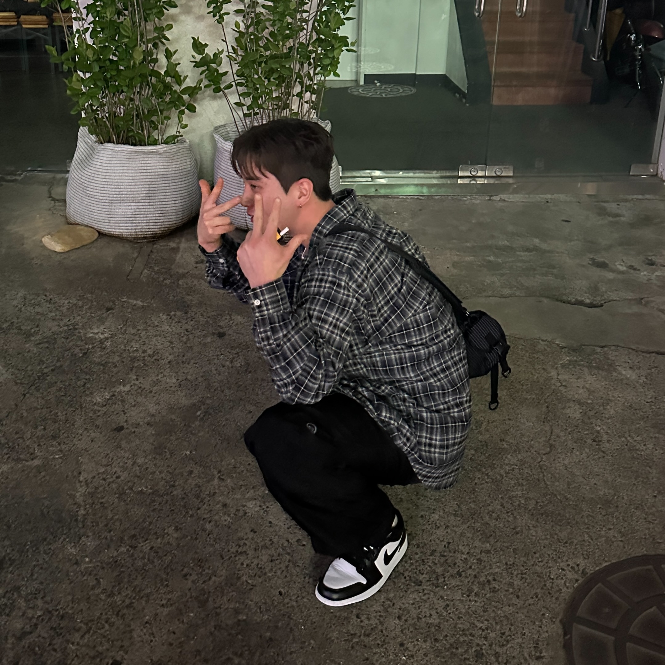 저 손가락은 나이를 표현한건가✌🏻✌🏻