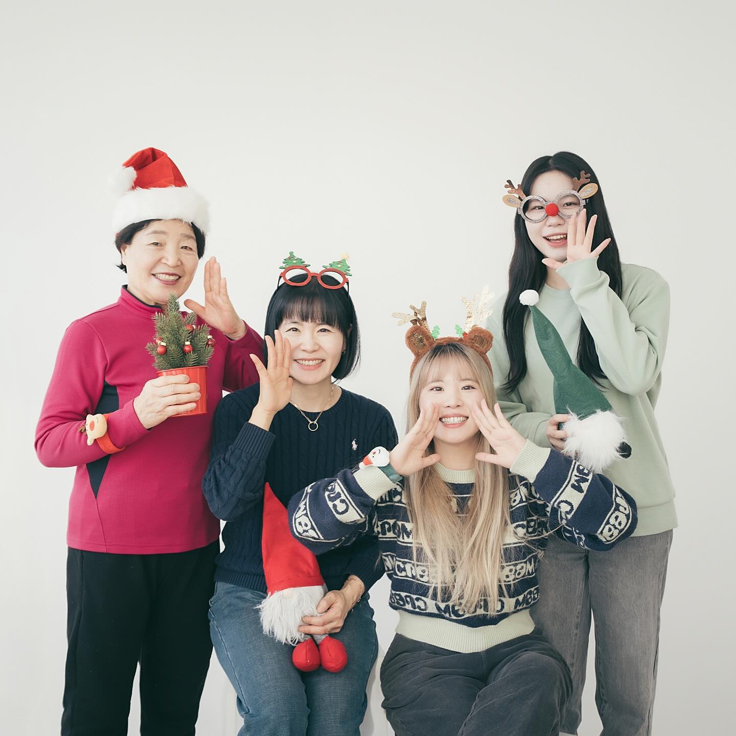 🎄미리메리크리스마스🎄
.
.
할머니, 엄마, 나, 여동생
얼마 전에 떠난 삼대인천여행에서 서프라이즈로 준비한
사랑하는 가족들과 함께 찍은 사진📷
.
.
할머니와 엄마의 투샷은 감동&뭉클:)