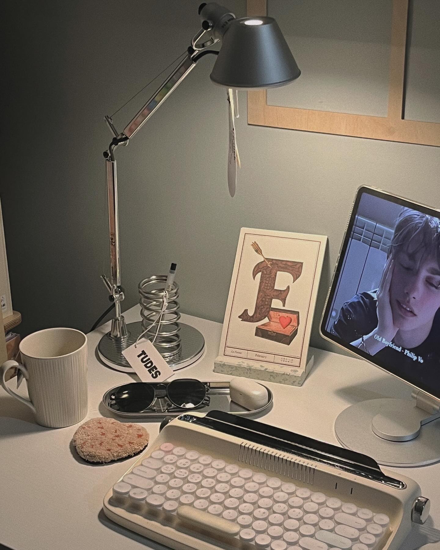 ʀᴀɪɴʏᴅᴀʏ🌧️

이런 날엔 무조건 쳇 베이커.
아침에 눈뜨자마자 클래식 라디오를 듣는 저이지만
사실 플리로는 재즈를 더 좋아해요.
(llseulll 님 찐한 재즈플리도 만들어주세요오!!)

하루종일 어찌나 날이 흐린지
아침 점심이 없고
저녁-저녁-저녁인 줄 알았지 뭐에요😢

그런데 너무 맑은 날만 있으면
무슨 재미겠어요?
이런 날도 있어야 맑은 날이 소중해지죠.

또 비오는 날엔 마음도 차분해져서
몸을 많이 안움직이니
오히려 생각 정리하기에 좋아요.

왠만하면 밤 무드는 잘 안찍는데
오늘은 어차피 흐린김에!
새로 온 르난세(le.nanse) 휘게 세트에 들어있던
쉐입이 예쁜 머그잔에 따뜻한 차 한잔 담아 마시며
재즈도 듣고 혼자 이런저런 생각 중이에요.

최근에 나는 이런 사람이 되어야겠다,
하고 결심하게 된 일이 있었는데
왜 막상 집에서 아이들에게는 적용하기가 어렵죠?

”너만의 특별함을 세워주고 격려해주는 사람“

요즘 시대 많이 달라졌다고 하지만
여전히 너무 다 똑같이만 살라고 하는거 같아요.
오로지 성공, 오로지 돈, 오로지 남보다 나은 거.
그러려면 이렇게 해야되!를 강요하는.

획일화된 가치관을 벗어나자! 해서
주입식 교육을 지양한다고 하지만
아직 멀었구나 하는생각이 들어요.

근데 성공의 기준, 행복의 기준이라는게
돈이 되면 욕심이 끝이 없더라고요.
남들보다 못하면 비난받고 도태되고 버려지고
가치없는 것 처럼 느끼게 하고요.

저는 아이들에게 그런 집이 아니라
너 자신으로서, 그 자체로 특별한 것을
인정해주고 격려해주는 따뜻한 집이 되어주고 싶은데
실은 저도 크게 다르지 않다는걸 많이 느껴요…

인스타에서도 그냥 남들 하니까 하는거 말고,
그 속에서도 나만의 특별함을 찾고싶은데
매일 고민하고 매일 떠오르는 생각을 메모해도
정답을 찾는건 진짜 어려운 일인거 같아요.

일단 너만의 특별함을 열심히 격려해줄래요.
그러다보면 저도 ’나만의 특별함‘을 깨닫게 되겠죠?

간만에 의식의 흐름대로 글쓰기.

괜스레 비가 오니 센치해져서
주저리주저리 남겨보는 밤이에요.
허파에 바람부는 소리 그만하고 
재즈나 들어야겠어요🫣

모두 굿나잇🌙

#데스크테리어 #오하우스 #고마워요