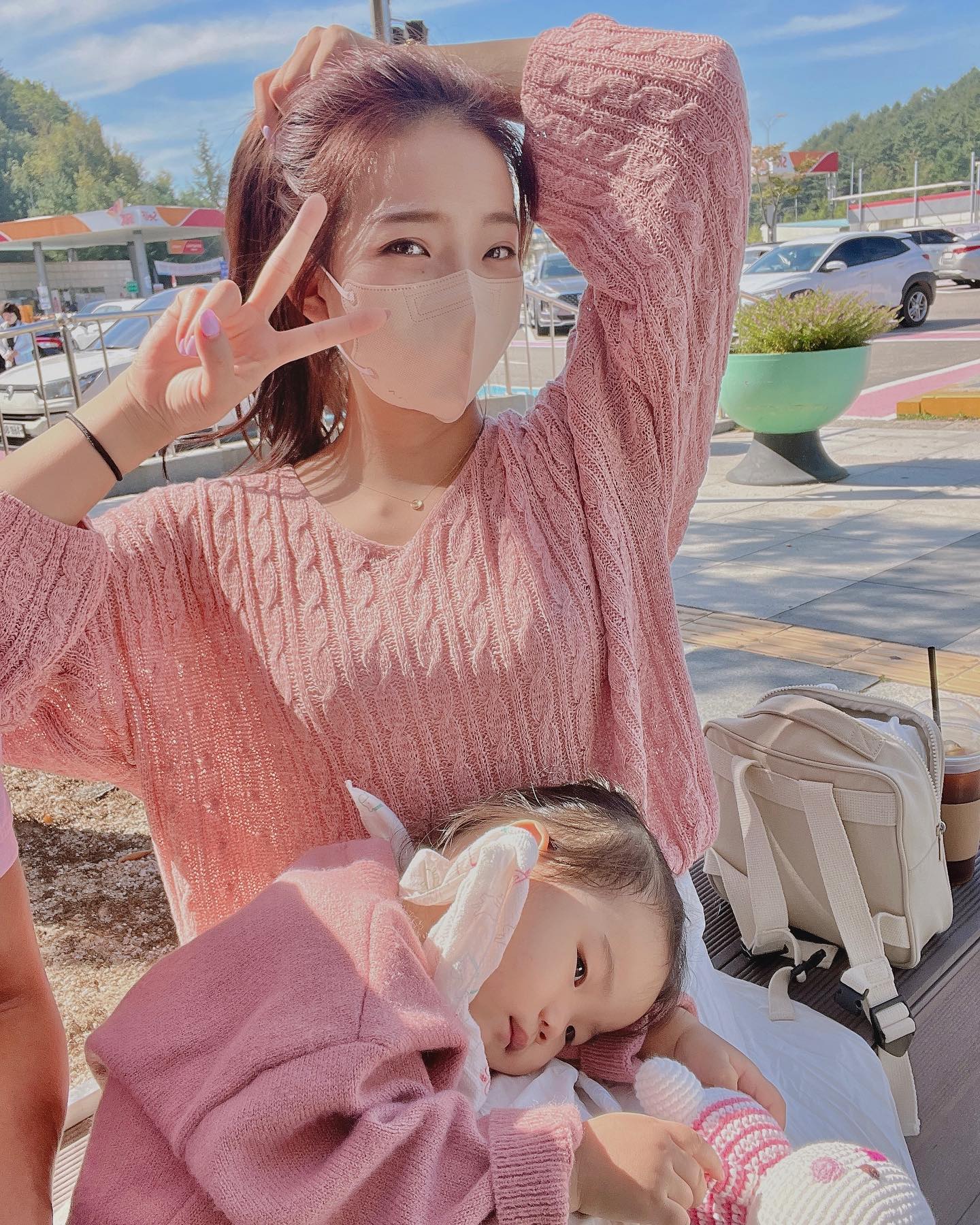 #1일1또현🧡 

춘천여행🚅

이번여행은 뭐랄까 
본격 21개월 매운맛 한사발먹어보기랄까⭐️

한번싫으면 바닥에 누워서 기분풀릴때까지
울어버리기.. 
이렇게 매운맛 너무 처음이라 앞으로의 여행이 두렵다🤣

#가평 #춘천 #꽃축제 #남이섬 #육아
#육아맘소통 #모녀코디 #가족룩
#21개월아기 #여행 #육아일상
#가평펜션 #여행기록