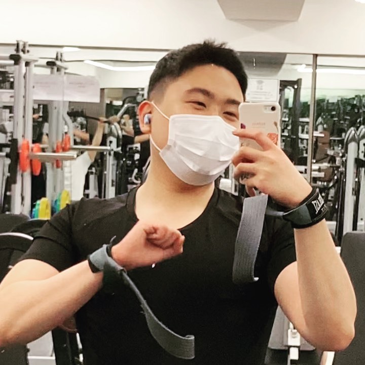 #오운완 
#미용실 
#다녀왔습니다 

어제 컨디션 난조로 낮잠을 자버려서 운동 못가는 바람에😭

회개하는 마음으로 오늘 등 어깨 이두 삼두 혼쭐 내줬습니다🔥🔥🔥🔥

운동 전에 미용실을 다녀왔는데 평소와 다르게 좀 짧게 잘라봤어요😆

보기에 어떨지 모르겠지만 나름 맘에 들어서 기분이 좋네요😁😁😁😁

다들 금요팅 하시느라 고생하셨습니다👏👏👏👏 즐거운 주말 보내세요🔥🔥🔥