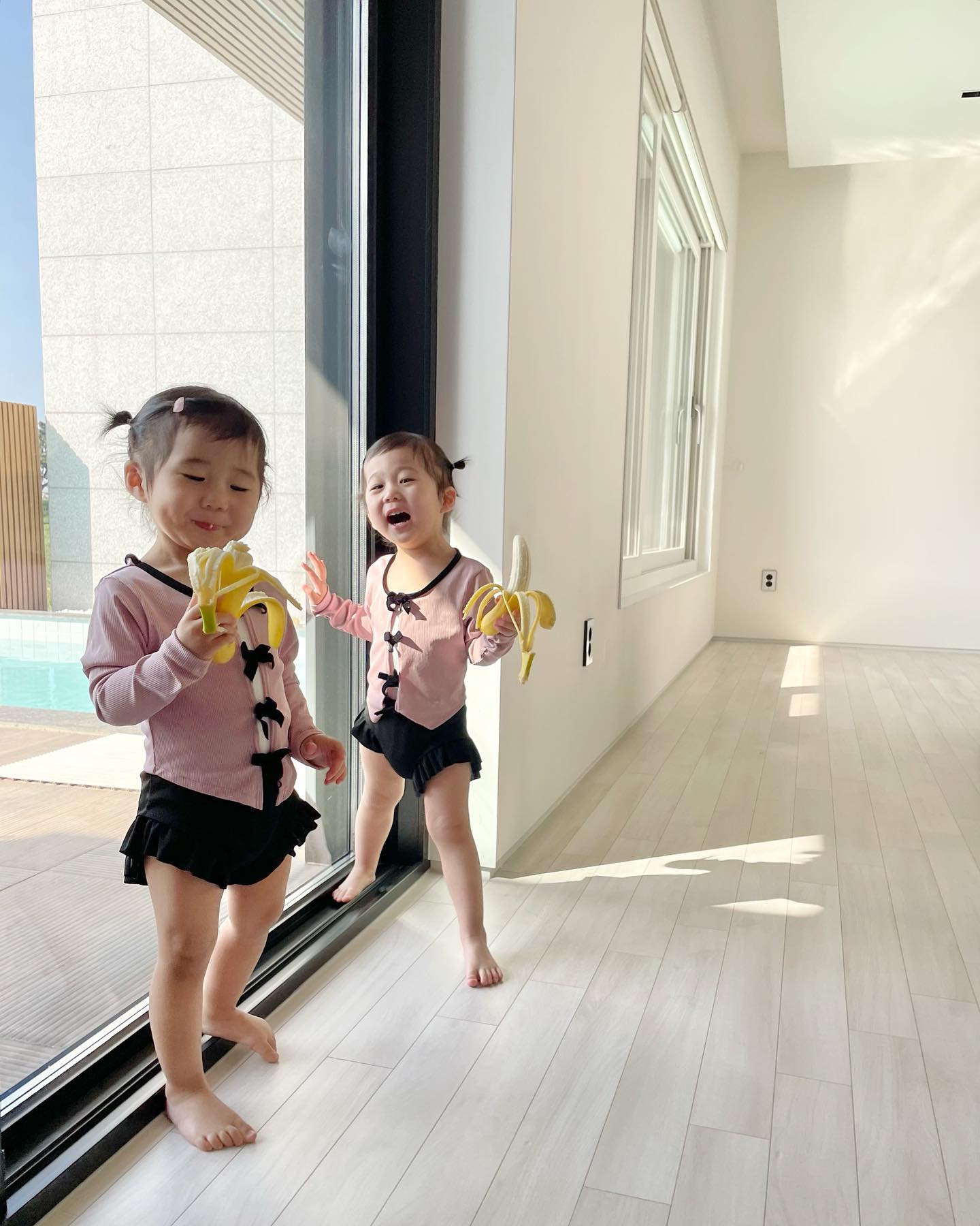 비나나차차🍌🍌
클수록 장꾸력 넘치는 아기원숭이 둘 🙉🙈
의지도 많이 하고(싸우기도......^^ㅋㅋ)
부쩍 서로의 감정까지 살필 줄 아는 요즘
너무 예쁜데 조금만 천천히 커줬으면 좋겠다 너네

#여행즐거웠어요 #이맛에일한다는임아빠
#초히도히25m_775