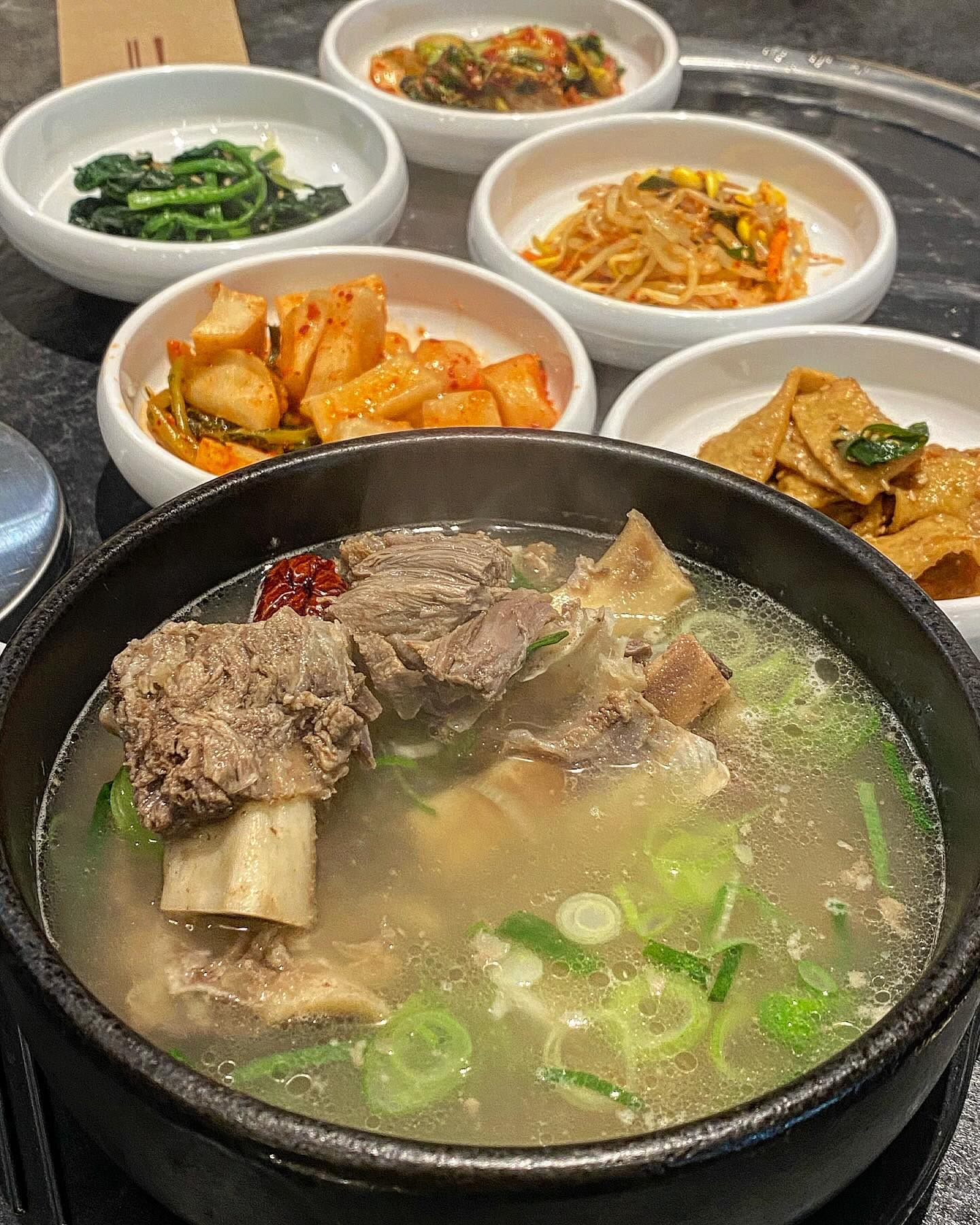 💬 점심회식으로 갈비탕이라니,, 행복해✨

갈비탕 고기 듬뿍에 국물 찐으로 소주 땡기는맛!
회식만 아니었어도 낮술 뿌시는건데 아쉽,,

밑반찬 맛집이라 하얀쌀밥 뚝딱 가능하다구여;
어묵볶음에 제대로 맛들은 아삭한 깍두기 최고ఇ
시금치에 콩나물까지 때려넣어서 냠냠거리면
너무 행복해버리는 맛이랄까요 ^.^b

새로운 맛집 찾아서 잘 먹꾸왔슴다 ! 🍲🍴🖤

#둔촌옛날불고기 #갈비탕 #점심메뉴