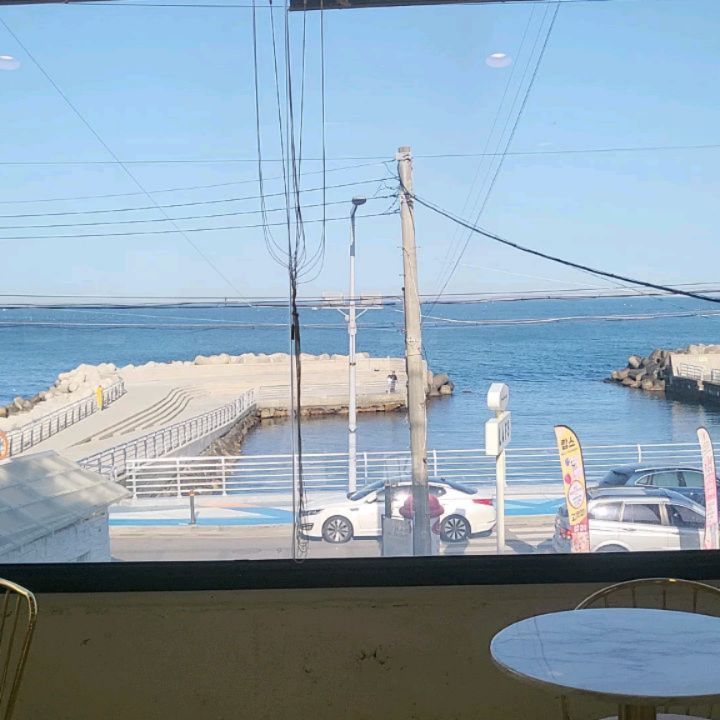 🐶🏝오션뷰 애견동반카페

송정에서 강아지랑 오션뷰 감상하고 싶다면
여기로 가세요,

1층은 애견동반 , 2층은 애견동반 불가능이니 참고!

카페 1층에서 통창 열고 나란히 앉아서
송정바다멍 때리기 완전 좋아요

다양하고 퀄리티 있는 디저트
직접쑨 팥으로 만드는 컵빙수까지,
무조건 재재재방문 확정입니다

카페CCD 부산송정점
  ccd.songjung

📍부산 해운대구 송정구덕포길 140-5
☎️051-702-7131
⏰️매일10 : 00-22 :00
🚗주차가능
🐶실내외 애견동반👌 

#협찬 #리뷰노트 #송정카페 #송정맛집 #송정디저트카페
#카페CCD부산송정점
# 송정오션뷰카페 #송정애견동반카페
#송정디저트맛집