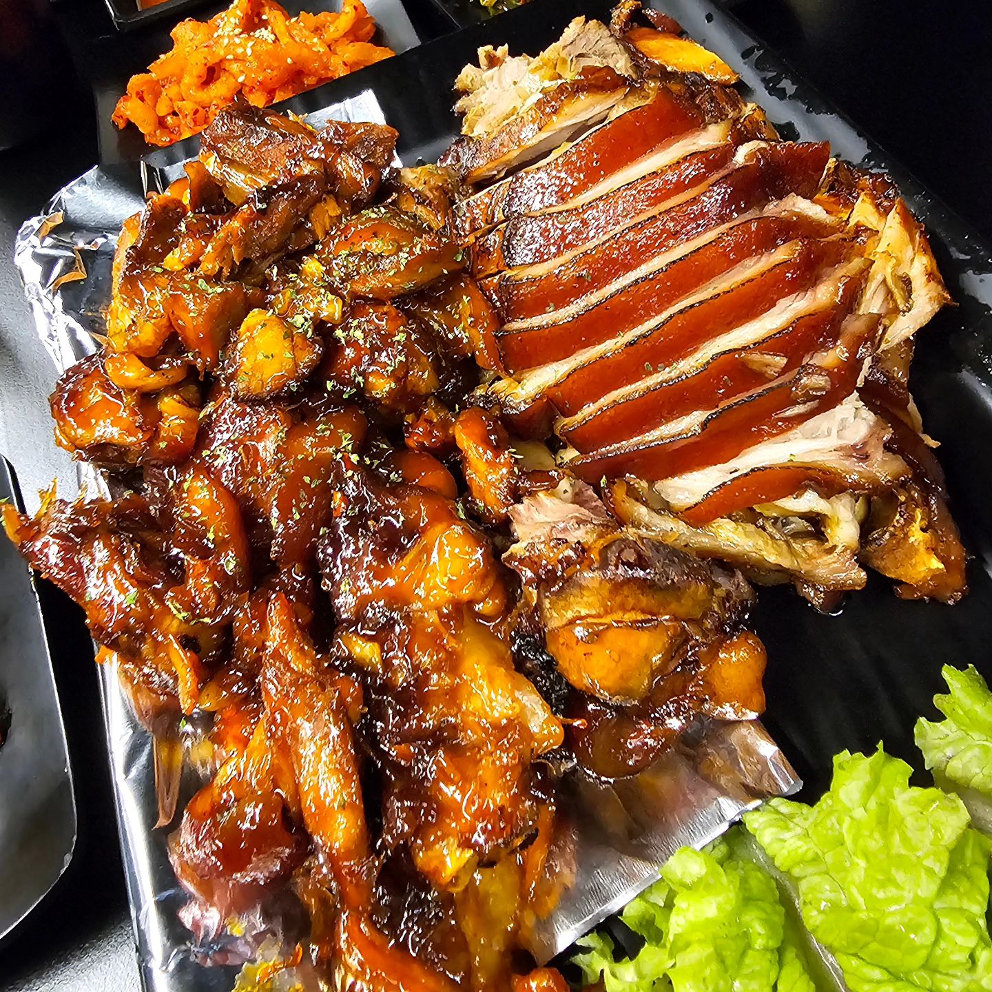 오느른 #기대만족 #논현족발맛집
강남 원탑 족발집답게 양도 맛도 대만족한 매콤한 직화 족발

잘먹걸스 세명이서 호기롭게 반반 중자를 시켰다가 
파이팅 끝에 결국 남기고 공손해짐 😂😂

🍎 기대만족강남논현본점 kidae_manjok
🍏 서울 강남구 강남대로118길 37 B1

인테리어는 족발집이 아니고 무슨 째즈바 분위기 🤭🤭
#논현족발 #논현동맛집추천 #강남족발맛집 #강남족발