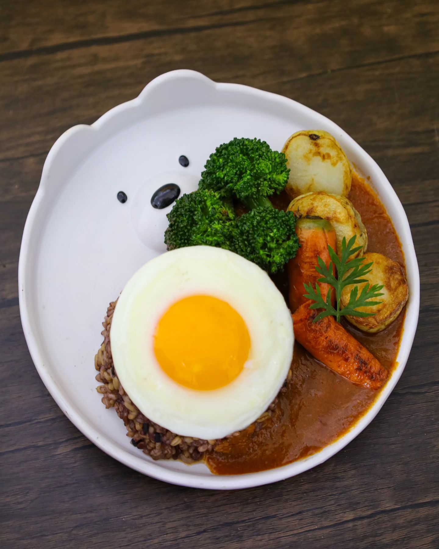 🍛
제주 유기농 채소 꾸러미로 만든 한끼 식사

사실 자연주의 커리 전자레인지로 뎁히고, 
직접 수확하고 기른 채소들을 구워봤어요👩🏻‍🌾 
아삭아삭 콜라비는 당도도 좋아서 생식으로 냠~

담을밭에서 농사선생님과 저 foodie._.genie
그리고 언니들과 함께 지은 첫번째 수확물이라
더 정이 가고, 믿고 먹을 수 있었습니다☺️
풀밭을 헤치고, 수확해야할 정도로 제초제나
인위적인 농약을 사용하지 않아서 안심이 되어요❤️
수확 도와주러 온 엄마가 잡초밭이냐는 소리도 할 정도...

신선한 제주 채소들은 푸디찌니 계정 프로필 링크에서 
혹은 무인양품 동탄점에서 만나보실 수 있습니다🥕

🛒 연결되는 시장 - 제주편
• 장소 : 무인양품 동탄점 muji_dongtan
 (경기 화성시 동탄중앙로 200 타임테라스 B블럭 1층)
• 일시 : 24년 1월 6일 12~19시, 1월 7일 12~17시

-

#제주채소 #유기농 #청년농부지망생 #무인양품동탄점
#제철채소꾸러미 #구좌당근 #제주당근 #제주감자