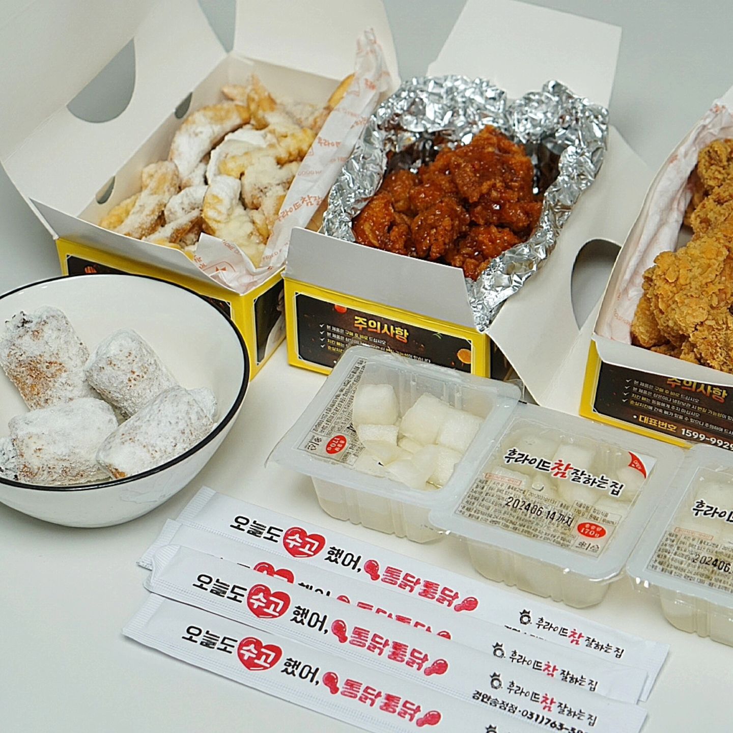 #협찬

🍗🍟🌭🍯🥤🍗🍟🌭🍯🥤🍗🍟🌭🍯🥤🍗

'후라이드참잘하는집'에서 순살반반🍗 포장
치콜🥤이사오기전에 후참잘 경안송정점에서
자주 시켜 먹었는데 이사오고 여기까진 배달이
안되서 오늘은 남편이 가서 포장해 왔어요👍🏻
후참잘은 방문포장 시 4,000원이 할인 되니
🐶이득‼️ 후참잘🍗 경안송정점은 사장님도
세상 친절하시고 치킨도 아주 아주 맛있지요❗️
후라이드를 잘하면 모든 치킨이 다 맛있는거
아시쥬? 사이드로는 허니버터 감자튀김과🍟
허니버터 핫도그를🌭 주문했는데요 아이들이
너무 잘먹어요~ 사이드도 참 잘하는 후참잘✨️
치킨이 땡기는 날에도 후라이드 참 잘하는 집
밥하기 싫은날에도 술안주로도 후참잘이 체고
겉바속촉 치킨은 후라이드 참 잘하는집 찐추요

📢 5월 후참잘🍗 할인정보도 전해드려요 📢

⚠️ 배달의민족🛵 (월, 화, 목 2천원 할인)
⚠️ 방문포장시 4,000원 할인👍🏻

후참잘🍗 배달의민족🛵 브랜드관 찜을 하면❤️
상단 노출이 되고 할인 소식을 빠르게 받아볼 수
있어요 ❤️후참잘 브랜드관 찜 방법❤️ ⬇️⬇️⬇️

1️⃣ 배달의민족 메인 화면에서 ‘배달’을 클릭해주세요.
2️⃣ 카테고리 중 브랜드관을 클릭해주세요.
3️⃣ 음식 카테고리에서 치킨을 선택 후 후라이드참잘하는집을
찾아 찜(브랜드명 옆의 하트표시❤️)을 눌러주세요.
4️⃣ 하트 표시가 빨강으로 채워졌으면 찜 완료✨️

후참잘 브랜드관 찜하고❤️ 할인소식도 빠르게 받아보세요!

🍗🍟🌭🍯🥤🍗🍟🌭🍯🥤🍗🍟🌭🍯🥤🍗

경기 광주시 중앙로145번길 7 (경안동, 태영빌딩) 1층 102호
☎️ 031) 763-3803

#후참 #후참잘 #후라이드참잘하는집 #경기광주치킨 #경기광주맛집 #후라이드참잘하는집경안송정점 #🍗