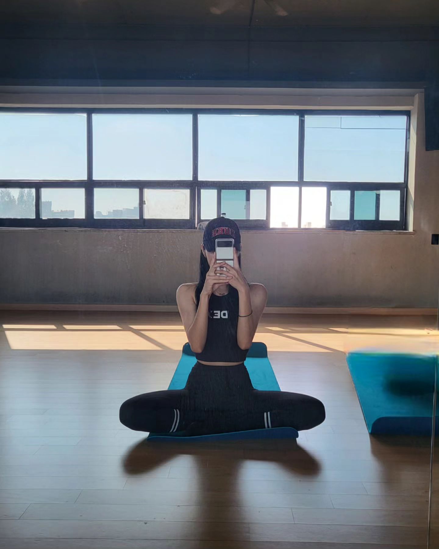 날씨가 미친 게 분명해...초겨울,여름,가을 세 계절을 하루에 다 느끼는 중🫠
밖에 나가보면 경량패딩 입고 계신 분도 계시고 반팔 입고 계신 분도 계시고 대체 옷을 어떻게 입어야되는걸까요?🤔

그래도 헬스장은 365일 같은 온도라 얼마나 다행인지
헬스장까지 실내 온도가 왔다리갔다리 했으면 운동복을 여러가지 사야되고 기본 두가지 옷을 챙겨서 운동을 가야 됐겠죠..?

날씨가 이러니 제 감기도 일주일째 안나아지고 끈질기게 붙어있네요🥲

모두 감기 조심하시고 오늘 하루도 안전득근하세요❤️
