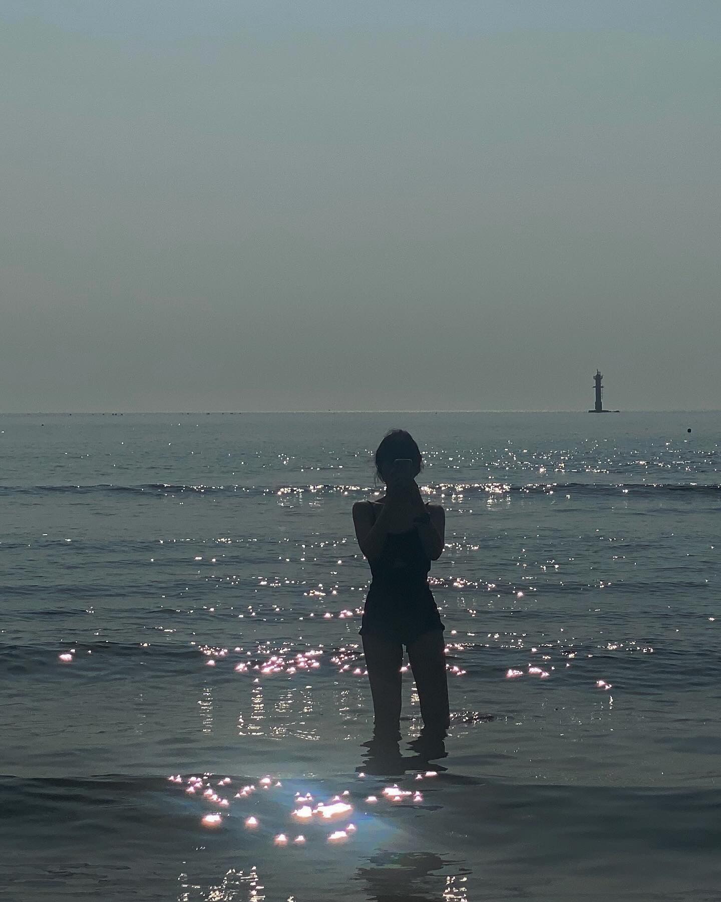 나의 n년만의 물놀이 🦫🏖️☀️
휴가라고하기엔 아쉽지만 약 10년만의 물놀이. 바다는 예뻤고 해는 뜨거웠고 추억은 방물방울🫧 내년엔 좀 더 단단히 준비해서 가야지라고 생각했다. 칠링한 스파클링 한 병도 챙겨야지. 그리고 아프지말기! (여름아 이제 좀 가줘)
+
여름엔 겨울을, 겨울엔 여름을 생각하며
거의 다 왔다고 믿었던 적 있다
- 여세실 ‘부정할 수 없는 여름’