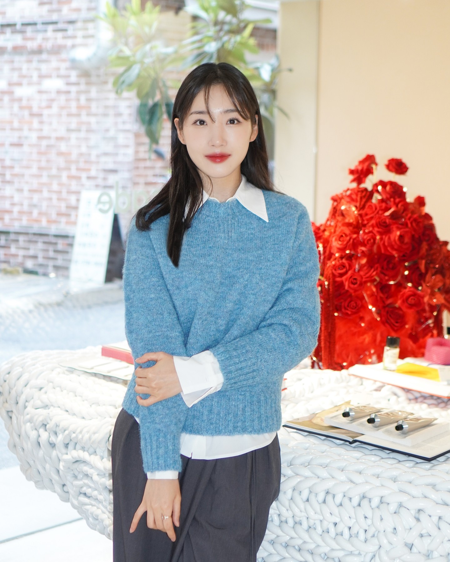 #광고 pesade_official 

향에 관한 우아한 여정을 담아내는 퍼퓸 브랜드 #pesade , 향과 관련된 제품들이 한데 모인 한남 매장에 다녀왔어요. 은은하게 퍼지는 페사드만의 각 향에 마음이 사르르 녹는 듯한 기분 - 그 중에서도 아티스트 이광호 작가님과 진행한 옵세션 오브젝트 캔들은 페사드만의 컬러와 향이 고유한 작품으로 탄생한 소장가치 가득한 향초랍니다. 🖤 복잡한 꼬임과 반복된 매듭을 짓는 방식으로 완성된 작품은 페사드의 향기로운 여정과 많이 닮아있었는데요. 우디노트와 머스크의 잔상이 너무나도 매혹적이더라구요. 이광호 작가의 스케치와 에디션 넘버가 새겨진 스페셜 카드 증정에, 한남점에서 구매 시 기프트 세트 포장 서비스도 받아볼 수 있어 연말 선물로도 추천드릴게요 ・・・❤︎ 2층에서는 10월에 새로 출시한 NEW 페사드 퍼퓸 컬렉션도 만나볼 수 있으니 매장에 방문해서 페사드와 향의 여정에 함께해봐요.

◻️ 페사드 플래그십 스토어 한남점
◻️ 월-일 12:00pm - 8:00pm (무휴)

#페사드 #한남동 #한남동쇼룸 #페사드x이광호 #향초추천 #향초선물