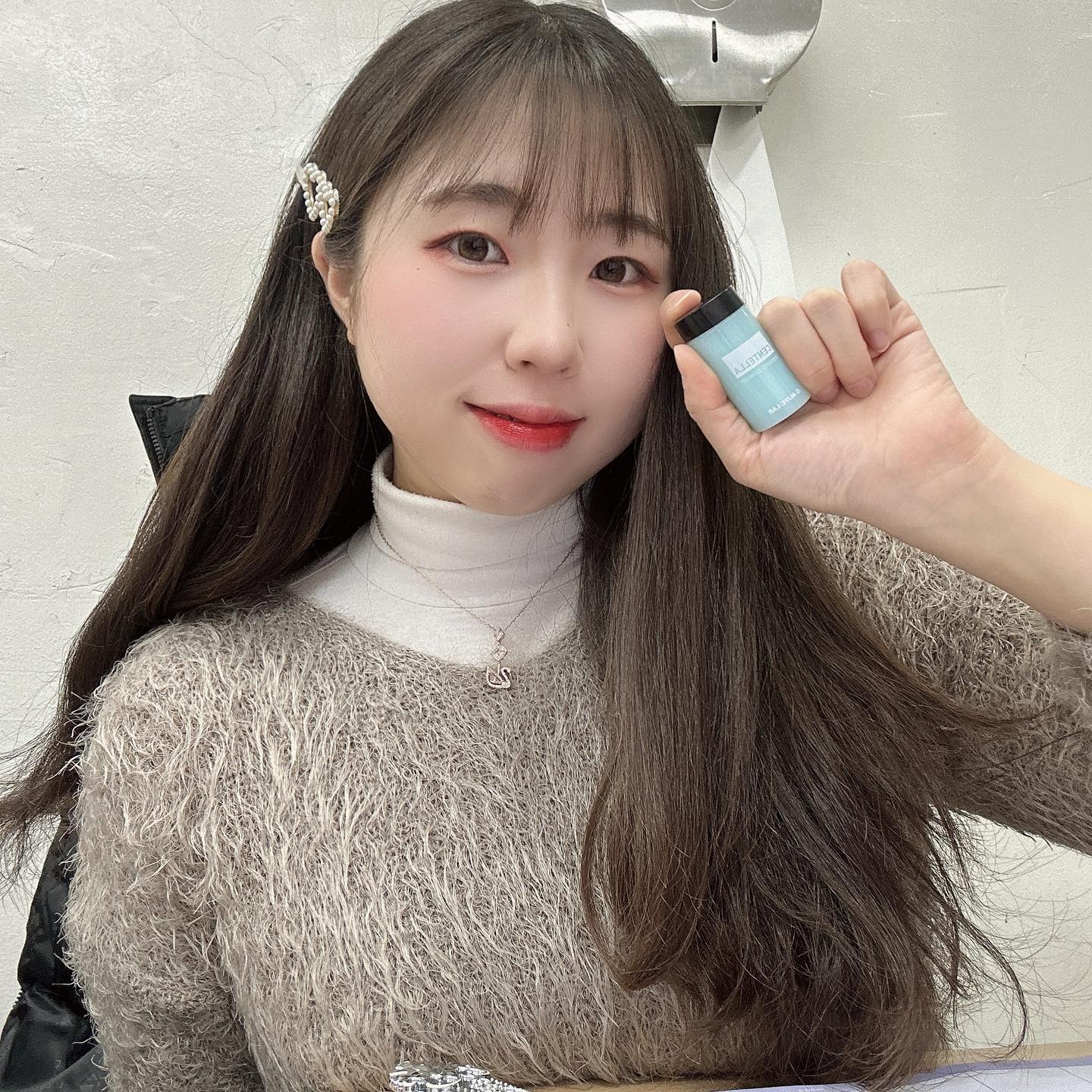 #광고 #협찬 
#센텔라드레싱파우더 X alive_lab 

얼라이브랩에서 병풀 추출물 함유로 민감한 피부를 진정 시키고 트러블 완화에 효과적인 센텔라드레싱파우더를 협찬해주셨어요🩵

🩵토너, 크림 등 스킨케어 제품에 센텔라 드레싱 파우더를 섞어 민감한 피부를 진정시키는데 좋아요

🩵마스크와 미세먼지, 스트레스로 인한 피부 트러블을 부드러운 미세 파우더로 자극 없이 케어하기 좋아요

🩵고운 입자로 모공 막힘 걱정 없고 착한 성분을 사용하여 안심하고 사용하기 좋아요

How To Use-?!

🩵작은 트러블엔 기초 스킨케어 제품(토너/크림/앰플 등)에 파우더를 적당량(톡톡) 섞은 후 피부에 발라주세요

🩵큰 트러블이 올라온 부위(스팟)에는 스킨케어 마지막 단계에 단독으로 도포해주세요

이미 너무 유명한 센텔라드레싱파우더 말해뭐해~~!
사용하기 전에는 얼굴에 트러블 투성이였는데 요즘은 많이 좋아졌네요 🤭
이거 다 쓰면 또 사서 써야겠어요~!