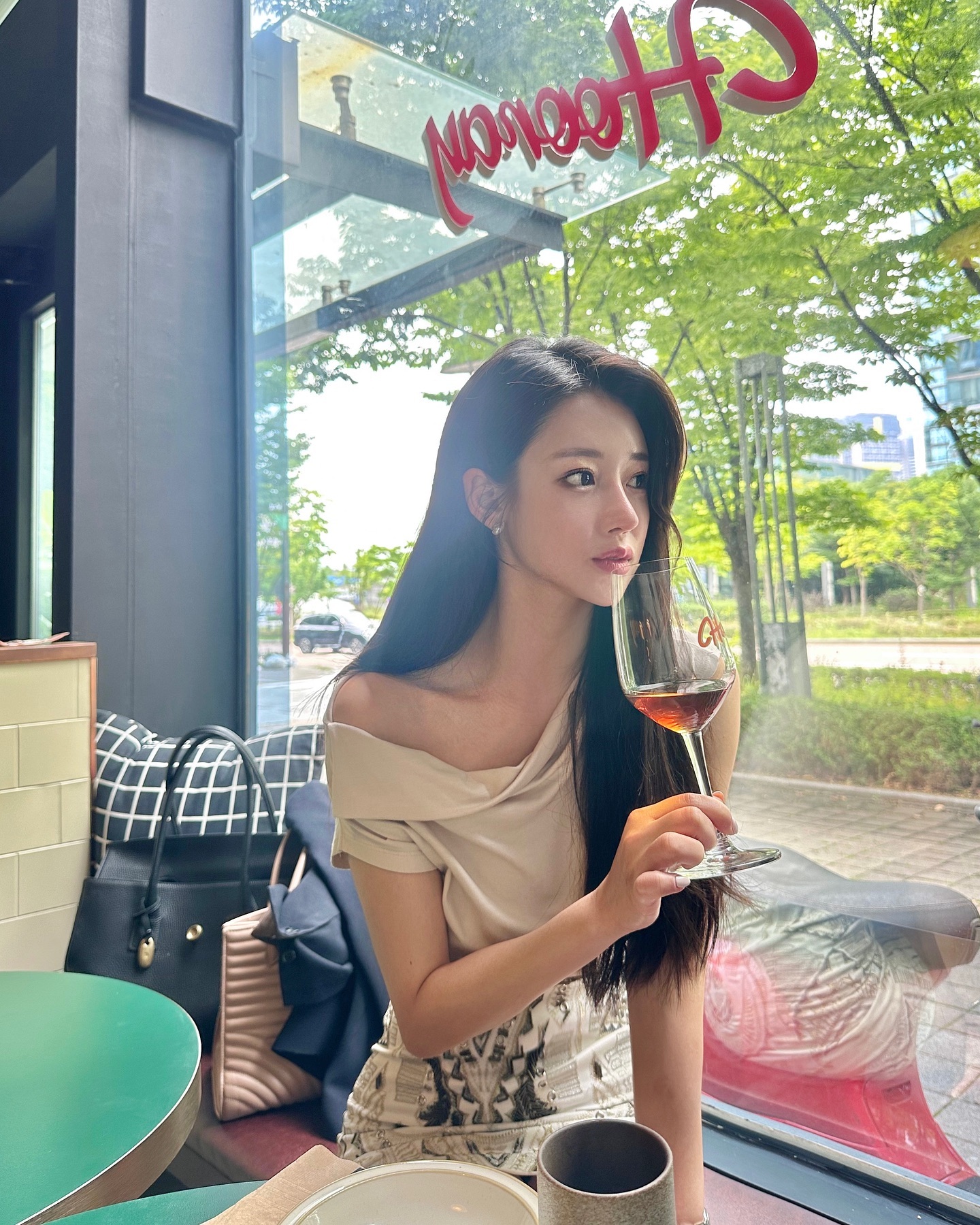얼굴선 정리되고 사진 찍을 맛나는 요즘👻

#더셀피부과 에서 여러 종류 리프팅보다 통증도 없고 효과도 드라마틱한 
#온다리프팅  시술 완료✔
이중턱이랑 심부볼 라인 등 미운 살 정리돼서 효과 최고
공장형 피부과 아닌 남/여 전문의 6인 원장님이 직접 진료해 줘서 믿음직하고 엄청 친절했던 피부과🫶🏻

#협찬 #온다리프팅 #thecellskin #더셀피부과 #더셀랩 #선릉역피부과 #대치동피부과 #역삼동피부과 #연예인피부과 #피부과추천