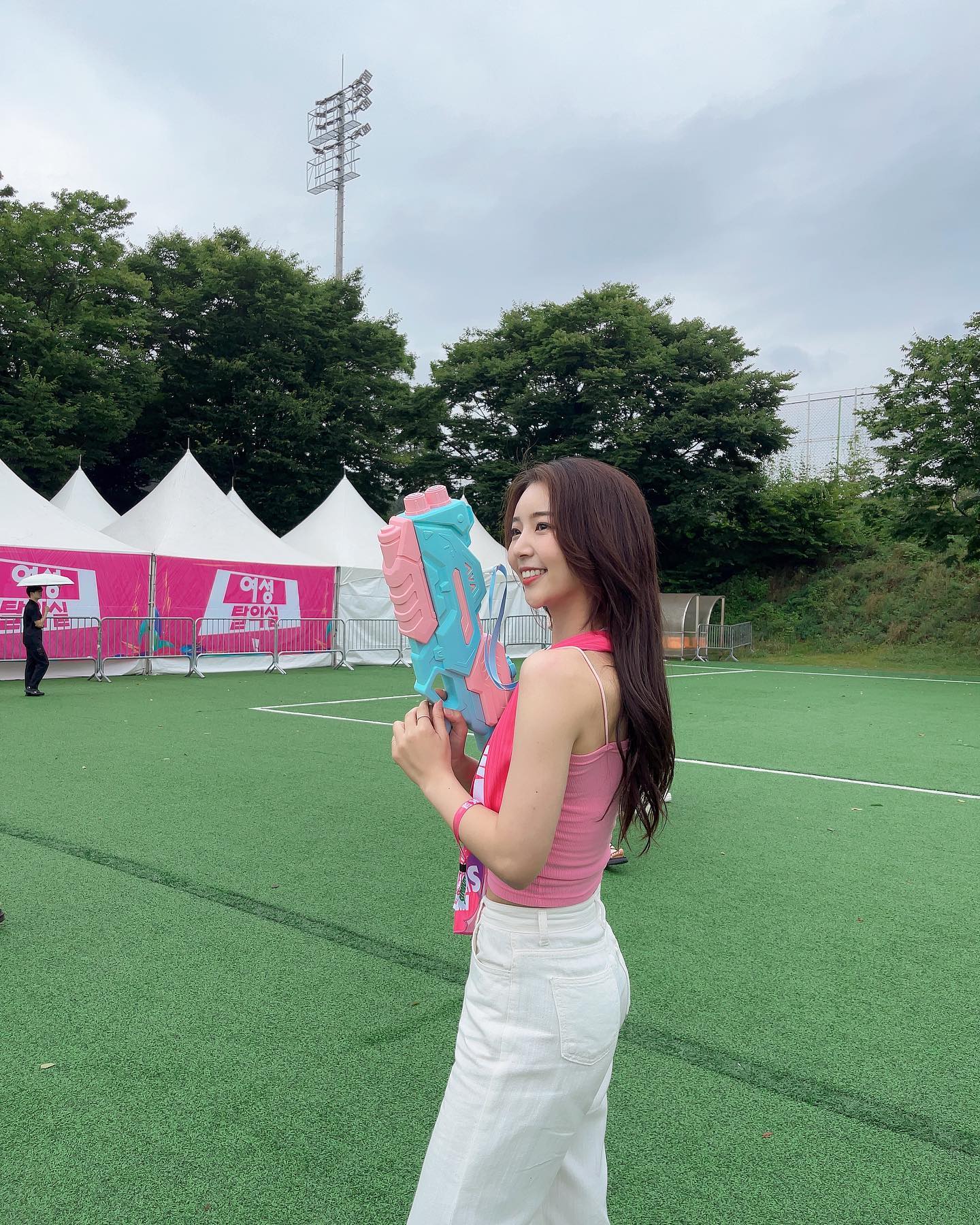 워터밤🩵🩵이렇게 재밌는거였냐구!!! 
2시부터 10시까지 공연보고 물총쏘고 2만보 쌉가능..🔫🔫🔫

✅ 워터밤 주의사항..가실분들 참고
1. 저처럼 긴바지 입으면 모래주머니 찬 기분느낄수있으니 짧을수록 좋음ㅋㅋㅋ
2. 고글보다는 썬캡이 짱이에요! 물총 싸움 다 이길수 있음…⭐️
3. 미리 물품보관소랑 먹을거 사전예약해서 가세요! 아주 편리함💖
4. 동행자 잃어버릴수 있으니ㅋㅋ서로 못찾을경우 만날수있는 장소 정해놓기!!

#워터밤 #수원워터밤