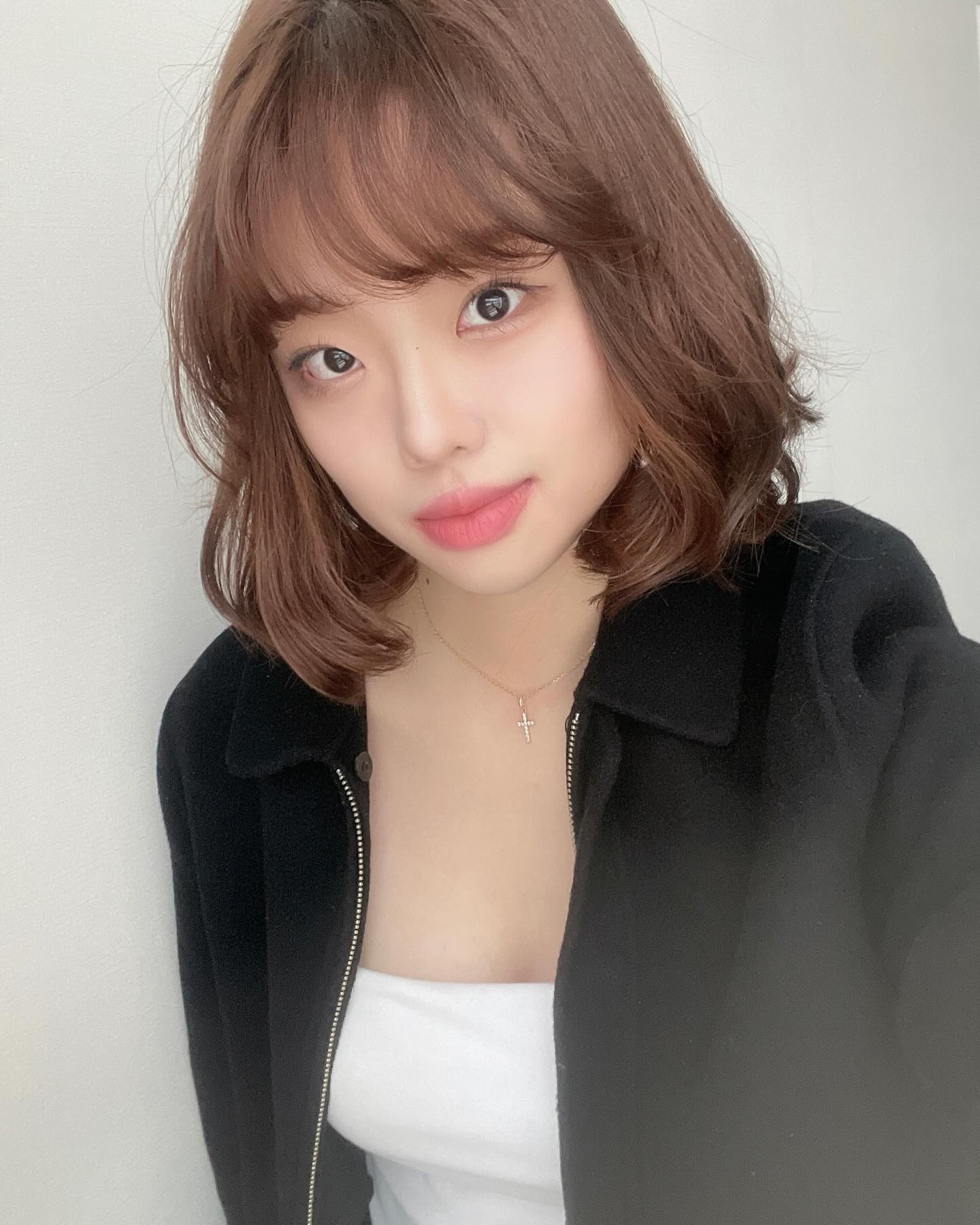 이제야 올리지만 단발로 잘랐음.