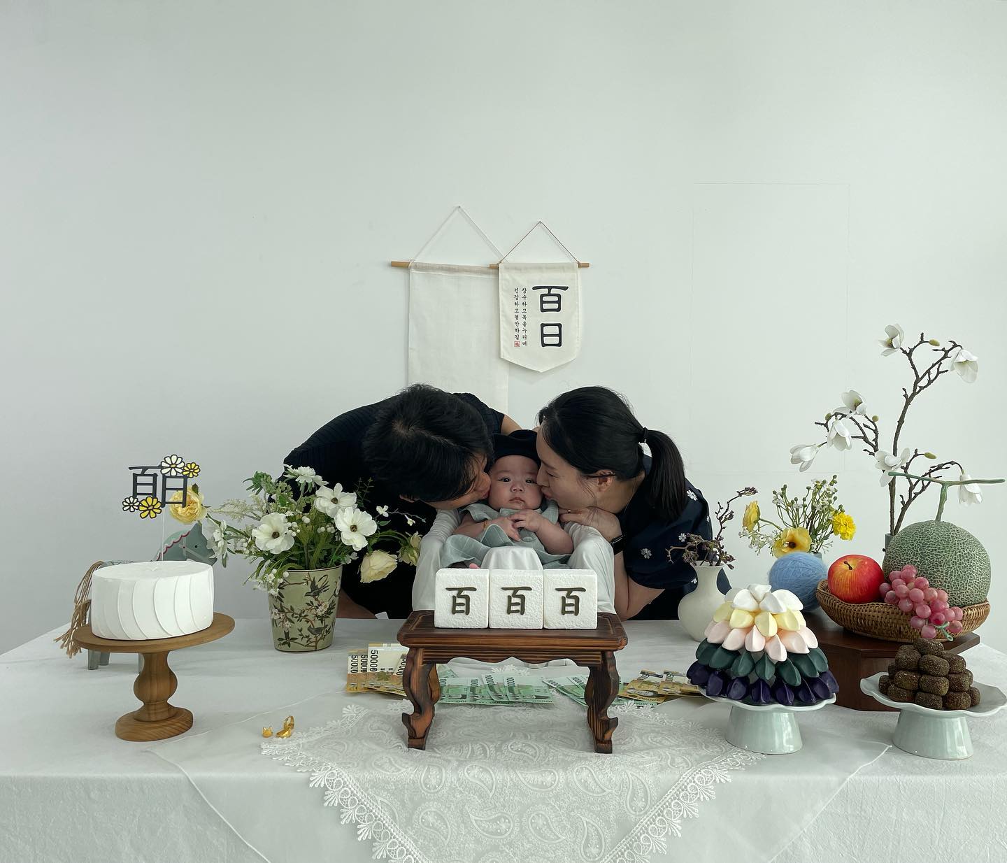 🩵우리 ’리원‘ 백일🩵
 백일동안 너도 나도 우리 모두 고생 많았어. 
지금처럼 건강하고 밝게 자라주길 바래 🫶🏻 
짜증 조금만 내고 분태기 금방 이겨내자... 
사랑해❣️

1시간 반동안 옷갈아 입혀도 짜증 한번 안낸 
울 애기 장하다 장해💗

#백일떡만세군데 #벌써백일 #셀프스튜디오 #스튜디오오월 #셀프백일촬영 #창원백일상 #부산백일떡 #귀여워