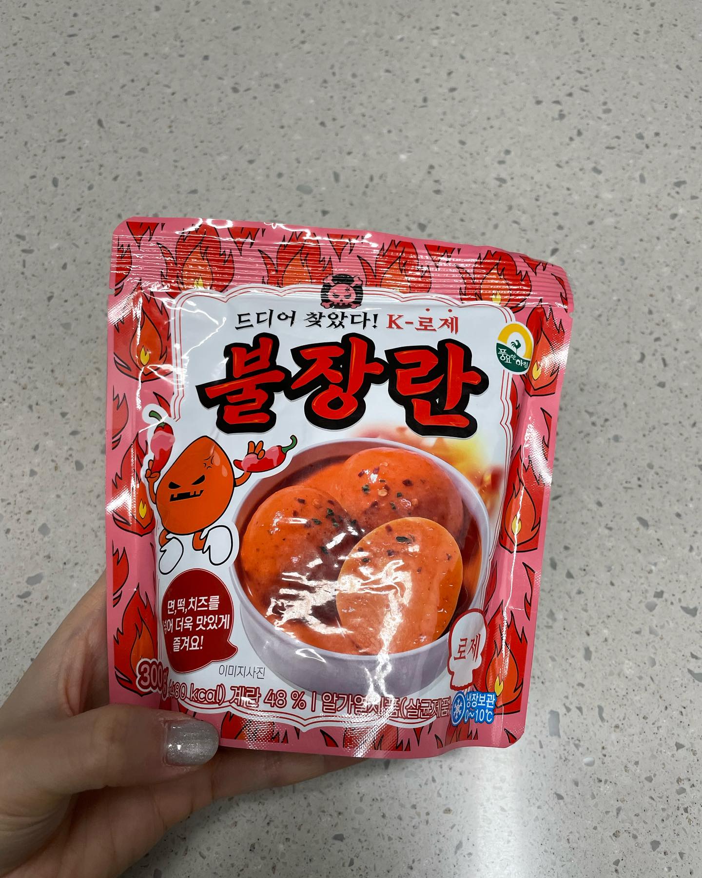 #협찬 업체로부터 제공받은 제품입니다.
poonglimfoods 풍림푸드 ’불장란’ 제품 리뷰입니다🖤

다이어터, 유지어터분들! 떡볶이 소스맛 삶은계란.. 듣기만 해도 맛있죠? 떡볶이 땡기는날 과도한 탄수 섭취 없이, 계란으로 입터짐 막아주기로해요.
뿐만아니라 일반식을 하고 계신분들께도 편리하고 활용도 높은 제품 소개드립니다. 

✨특장점
✔바쁘디 바쁜 현대 사회 별도 용기나 조리 없이 전자렌지 40초로 조리, 설거지 끝!
✔로제맛, 오리지널맛 취향에 따라 선택 가능!
✔넉넉한 소스로 다양하게 활용
 - 슬라이스 치즈, 모짜렐라 치즈 추가
 - 떡 사리 추가
 - 라면 사리 추가
 - 짜파게티에 토핑으로
 - 닭가슴살 소스로
 - 주먹밥, 김밥과 함께

전국 홈플러스, 쿠팡, gs슈퍼, 이마트, B마트 등 쉽게 구매 가능합니다!

🫶🏻리뷰 내용 참고해 현명한 소비하세요🫶🏻
#협찬 #불장란 #불장란오리지널 #불장란로제 #장조림 #다이어트식단추천 #입터짐방지 #떡볶이 #매운알볶이 #매운음식 #풍림푸드 #간식추천