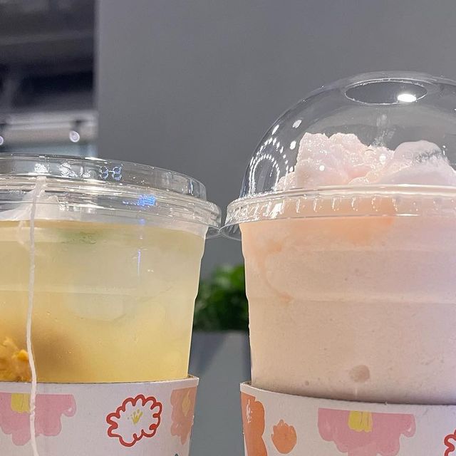 소통🙋🏻‍♀️ on Instagram: "#광고 #복숭아음료 @mmthcoffee 🍑🍑 하 납작봉숭아가 이렇게 맛있는걸 처음알았러요♥️ 출근길에 매머드가 있어서 매일 테이크아웃해가는데 신메뉴가