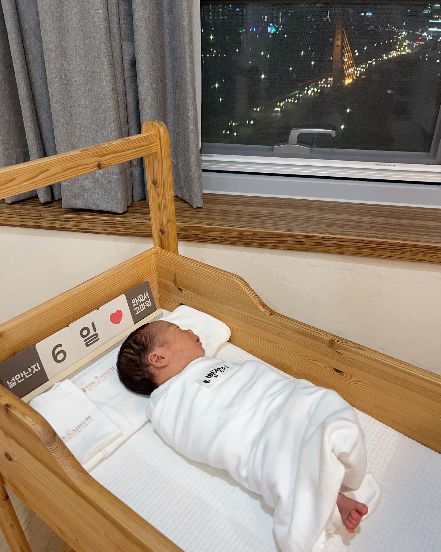 .
.
#어제
#조리원 #모자동실
.
잠만 자다 가는 아기들도 있다는데.......?!
울 #아가 👶🏻는 맘마도 먹고 똥도싸고 개워내서 옷도 갈아입고 가고 아주 #효자 네?!?!? 🤣😵‍💫
.
#쉬지마 !!!!! 하는것같......
이와중에 빼꼼 내민 #발꾸락 넘 #귀엽자나 ~💕
.
.
.
#애미야#나를봐#태어난지6일#아들램#baby#조리원라이프#오늘몸상태메롱#아파서눈물나#그래도예뻐#그래도귀여워#와줘서고마워