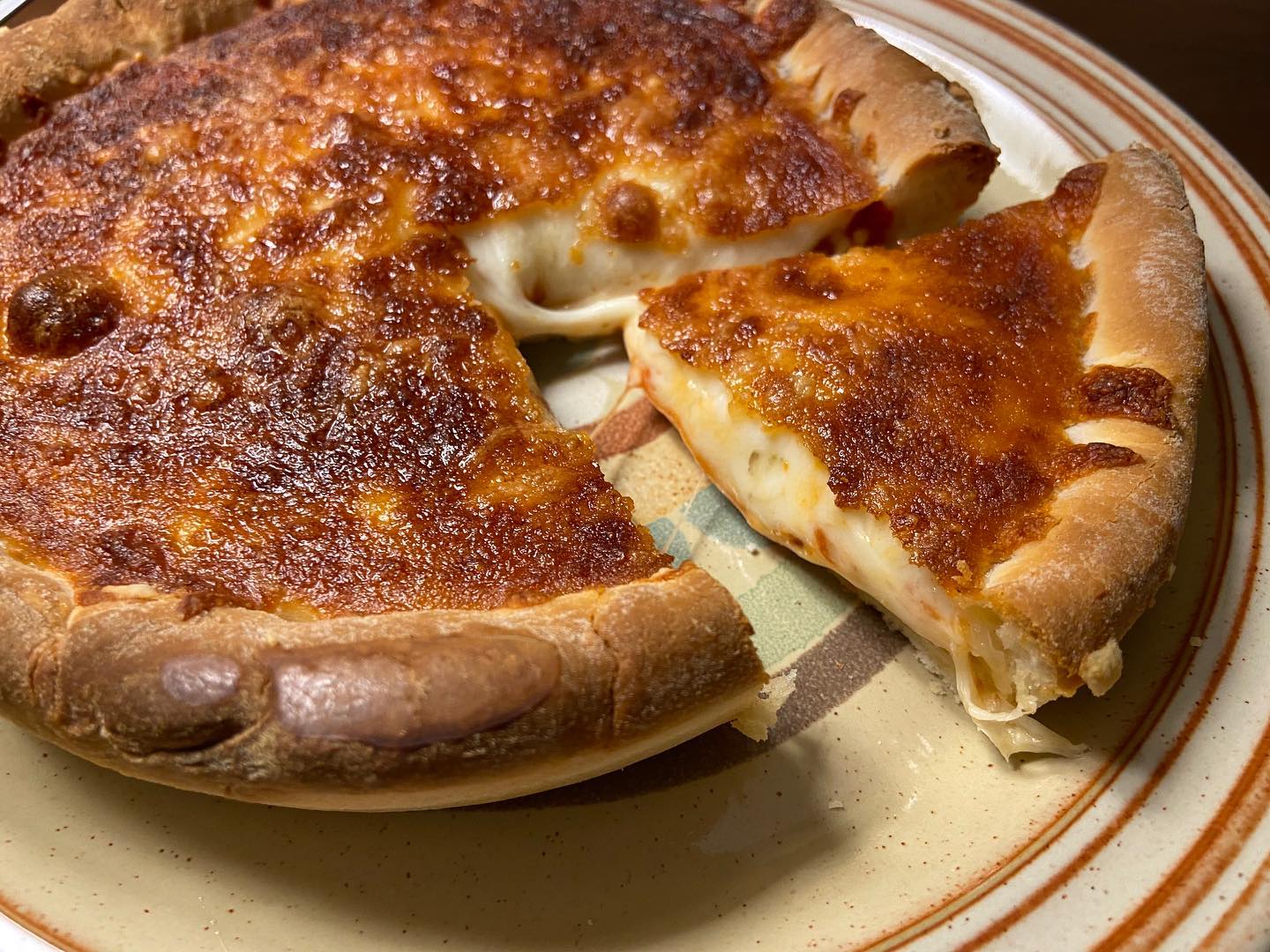 #협찬 
고소~한 치즈가 폭포처럼 흘러넘쳐!🍕

홈파티 약속이 많아지는 연말에 
[글라이드 콰트로치즈피자] 추천드립니다👍

에어프라이어기로 20분 싸-악 돌리면 겉바속촉💦 
콰트로 치즈피자 완성!!

피자 한 입🍕맥주 한 모금🍺
홈파티가 더욱 즐거워진당🥳

#협찬 #글라이드 #홈파티 #글라이드피자 #콰트로치즈피자 #크리스마스홈파티 #냉동피자 #glyde #치즈피자추천 #피자추천 #치즈폭포피자