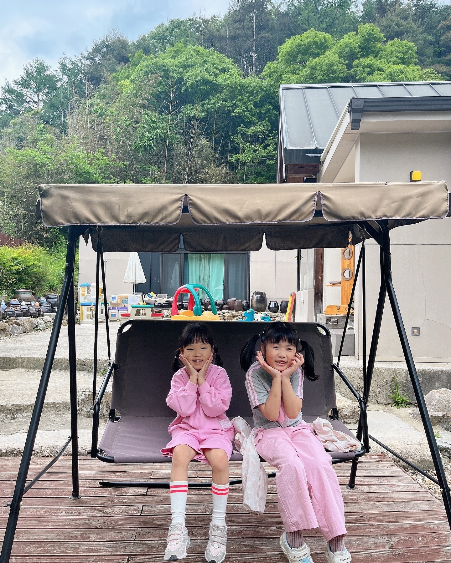 잠깐 카페에앉아서 틈날때 올려보는 그동안의 일상. 5월어느날. 나윤이가 제일 좋아하는 동생이랑 :)︎⠀⠀⠀⠀⠀
⠀
⠀⠀⠀⠀⠀⠀